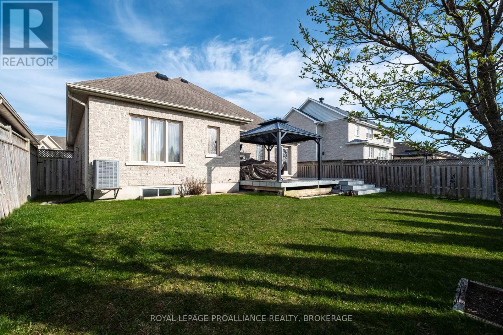 












226 ROSE ABBEY DRIVE

,
Kingston (Kingston East (Incl Barret Crt)),




Ontario
K7K0A2

