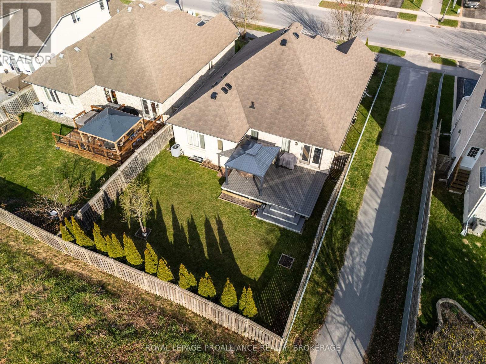 












226 ROSE ABBEY DRIVE

,
Kingston (Kingston East (Incl Barret Crt)),




Ontario
K7K0A2


