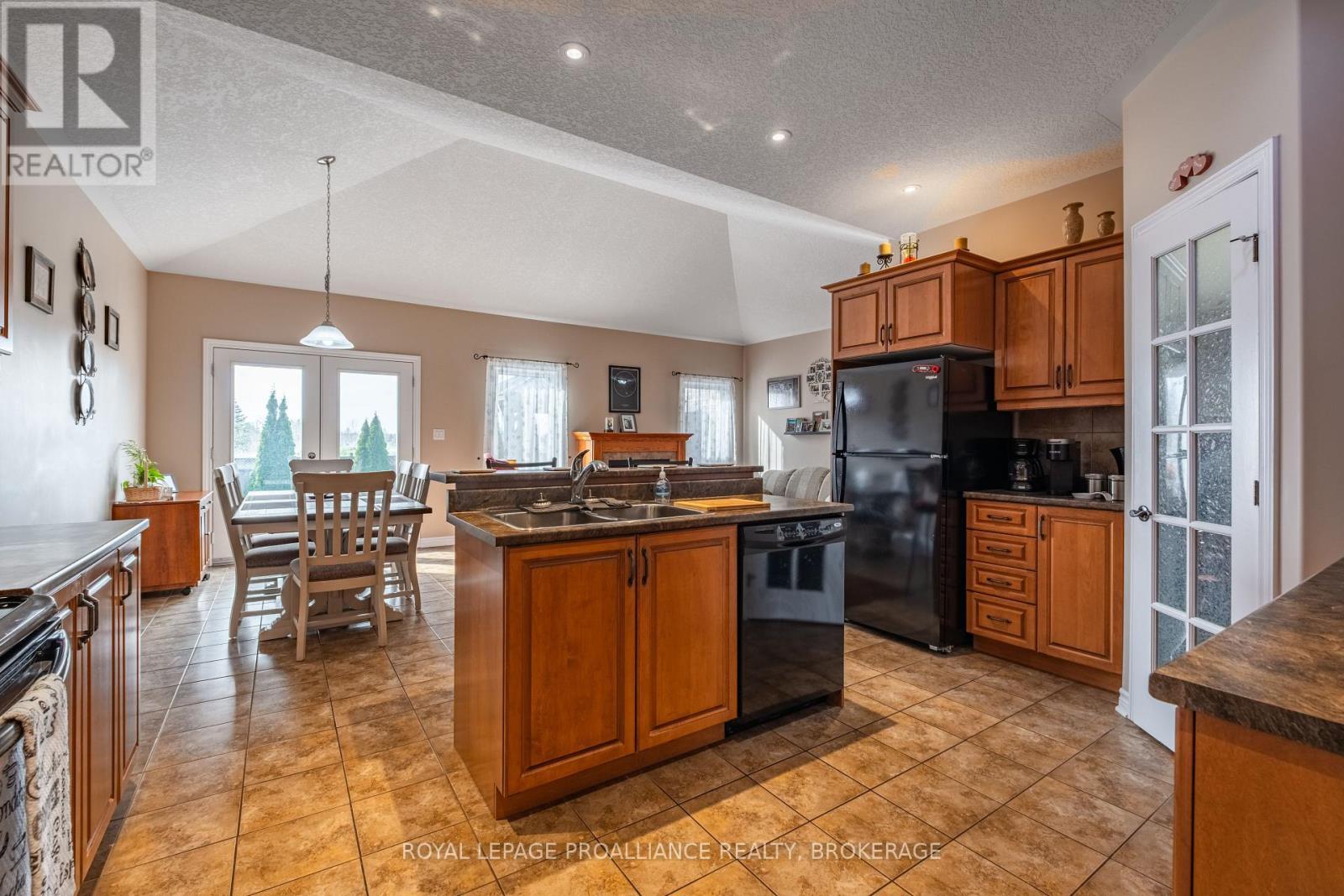 












226 ROSE ABBEY DRIVE

,
Kingston (Kingston East (Incl Barret Crt)),




Ontario
K7K0A2

