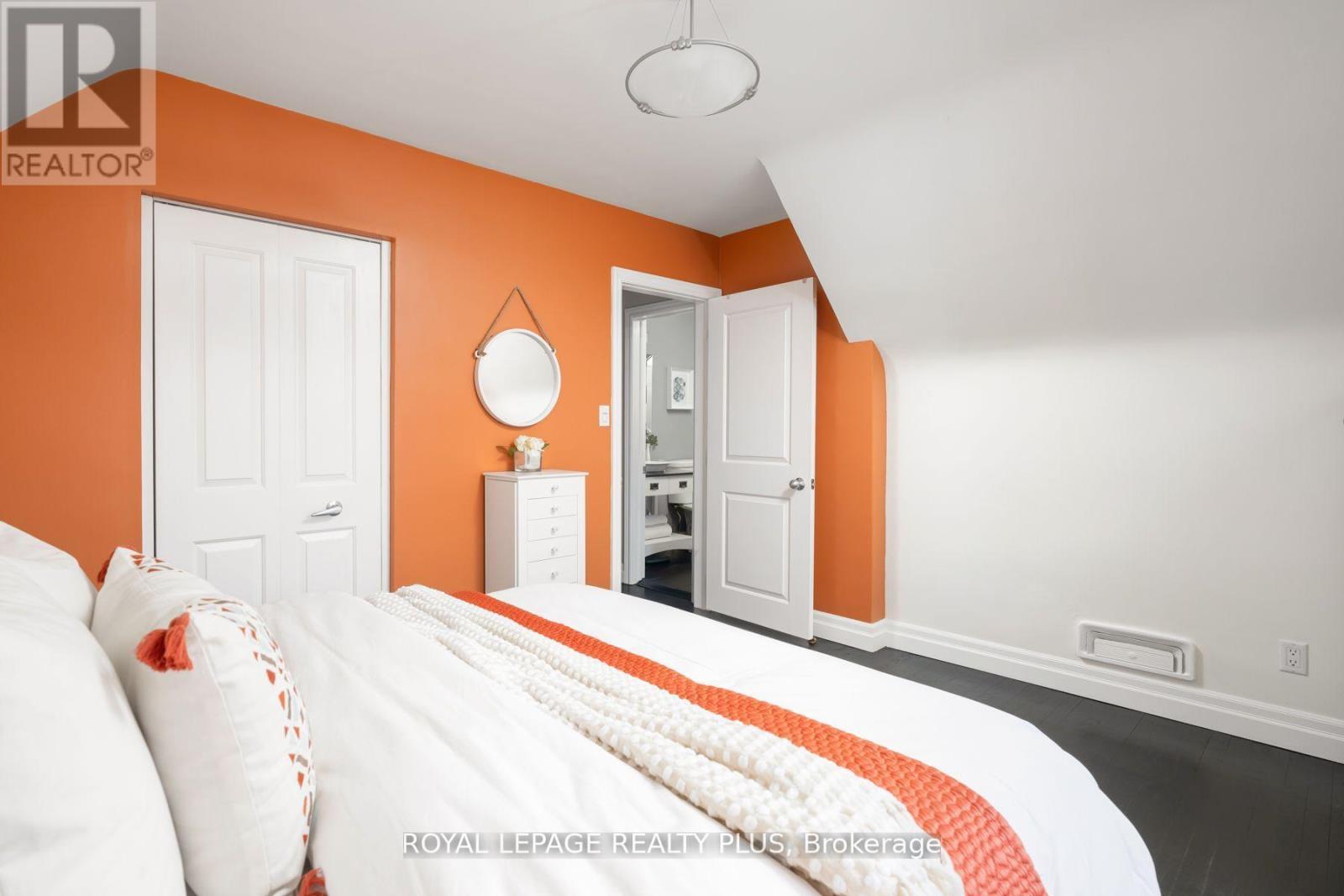












2034 HARVEST DRIVE

,
Mississauga,




Ontario
L4Y1T6

