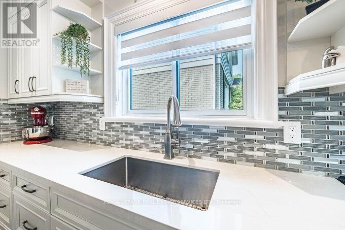 












500 CHANTENAY DRIVE

,
Mississauga,




Ontario
L5A1G2

