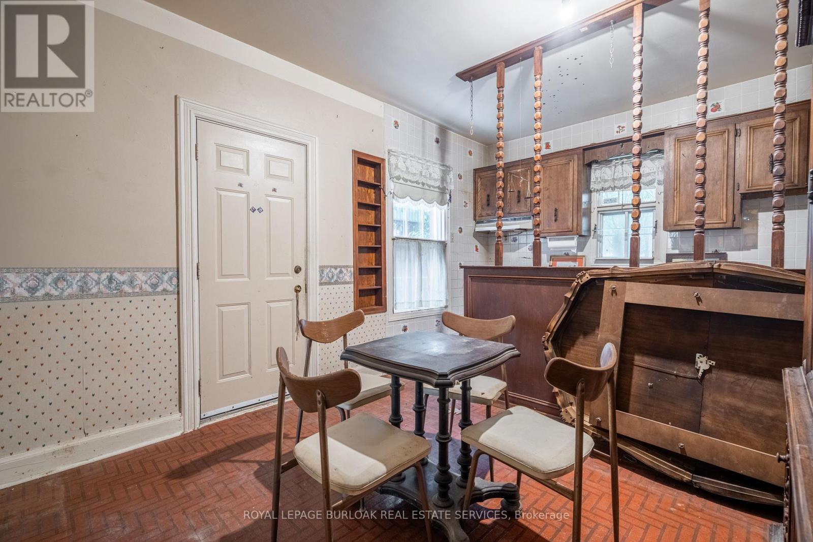 












18 SCARLETT ROAD

,
Toronto,




Ontario
M6N4K1

