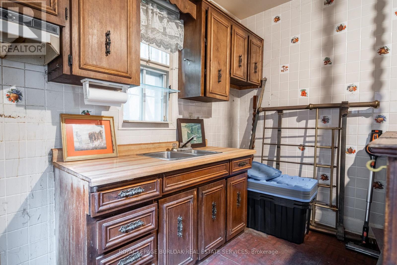 












18 SCARLETT ROAD

,
Toronto,




Ontario
M6N4K1

