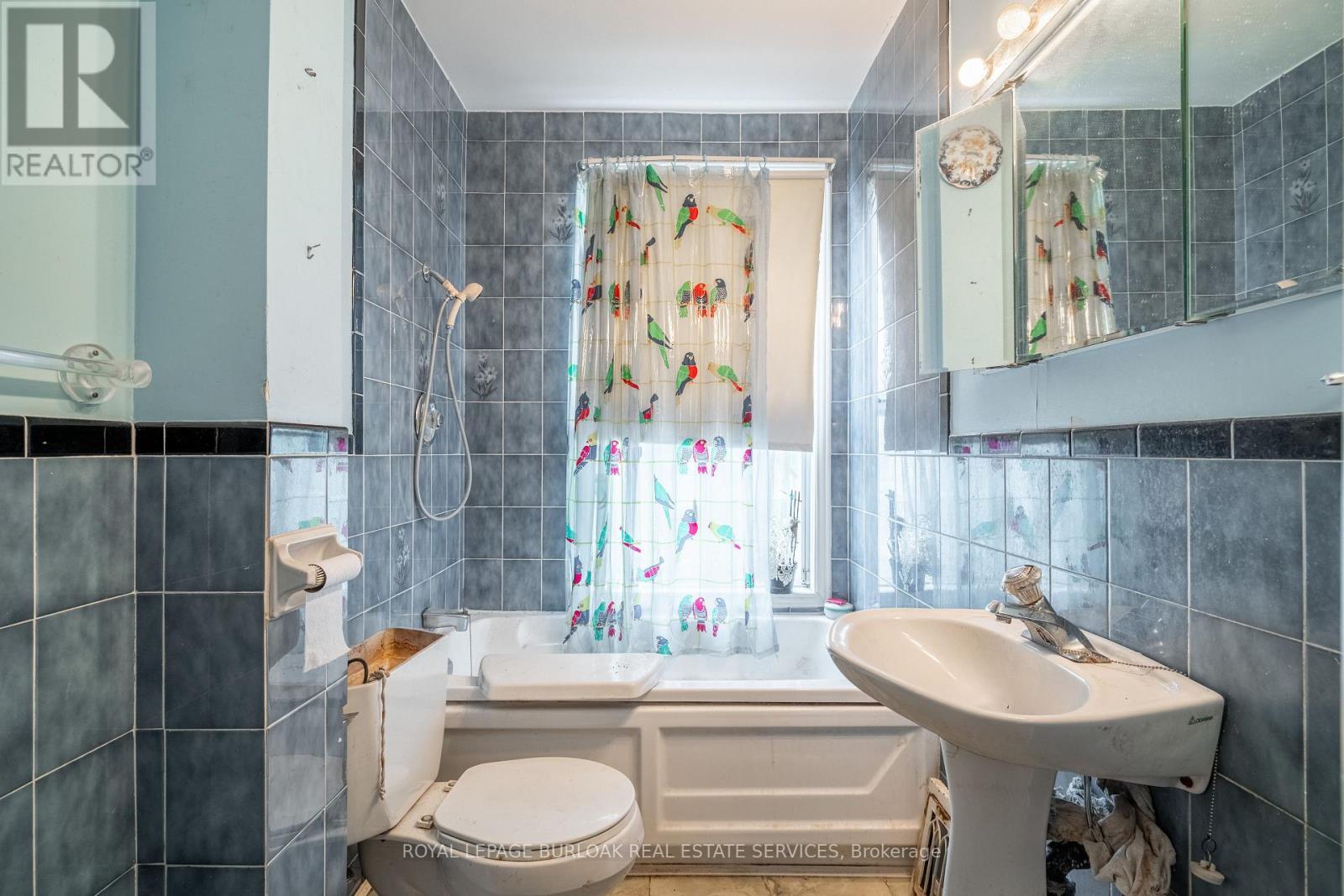 












18 SCARLETT ROAD

,
Toronto,




Ontario
M6N4K1

