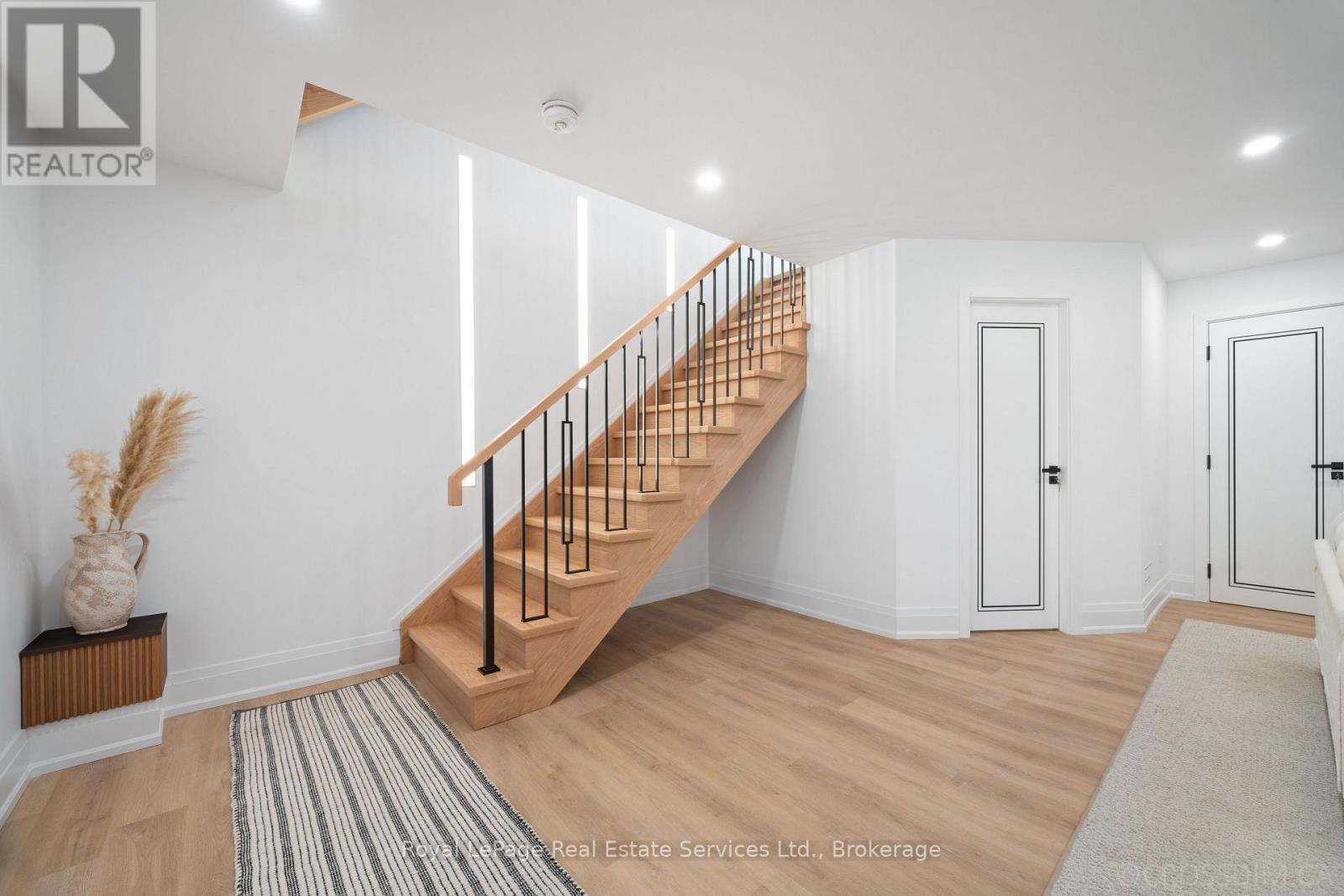 












480 SCARSDALE CRESCENT

,
Oakville (WO West),




Ontario
L6L3W7

