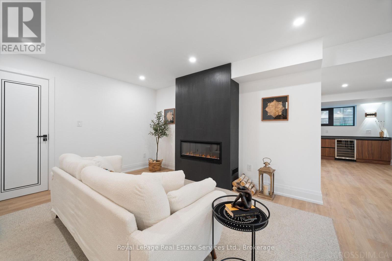 












480 SCARSDALE CRESCENT

,
Oakville (WO West),




Ontario
L6L3W7

