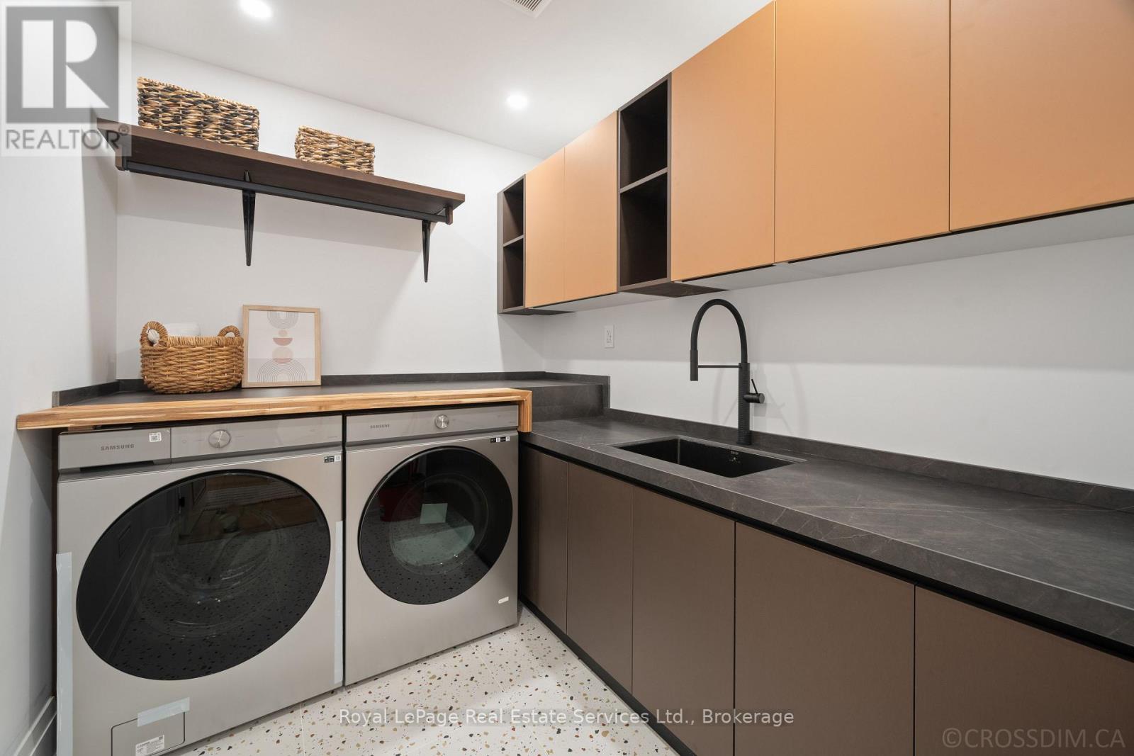 












480 SCARSDALE CRESCENT

,
Oakville (WO West),




Ontario
L6L3W7

