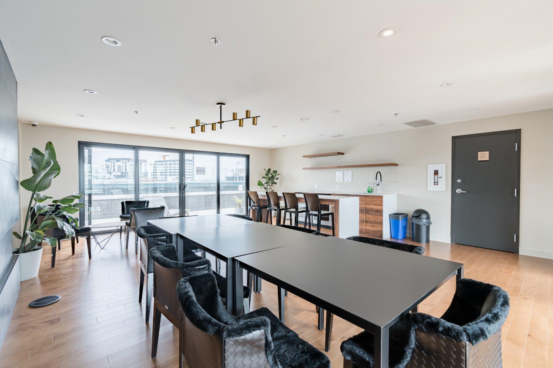 









1375


Rue des Bassins

, 1415,
Montréal (Le Sud-Ouest),




QC
H3C1W3

