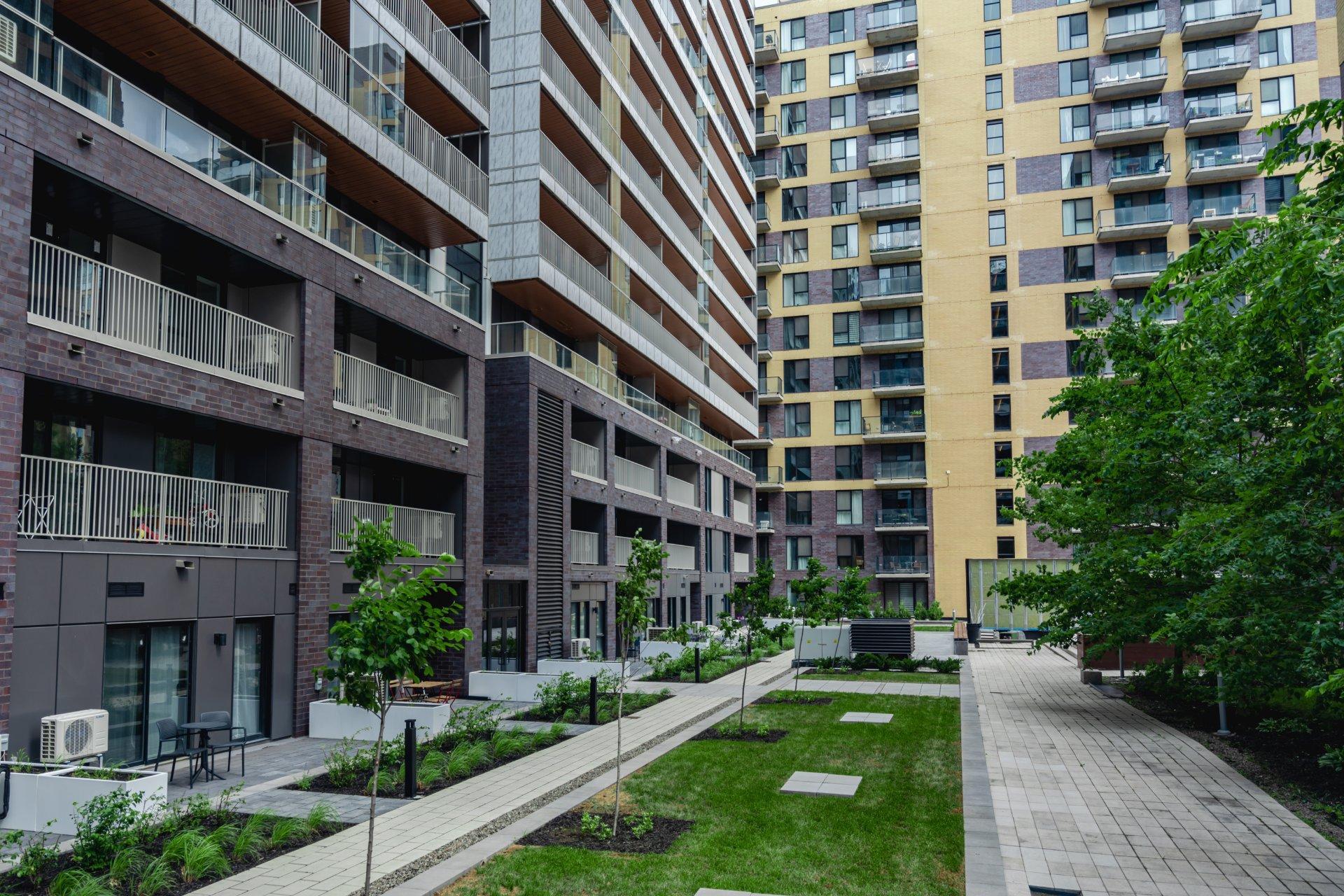 









1375


Rue des Bassins

, 1415,
Montréal (Le Sud-Ouest),




QC
H3C1W3

