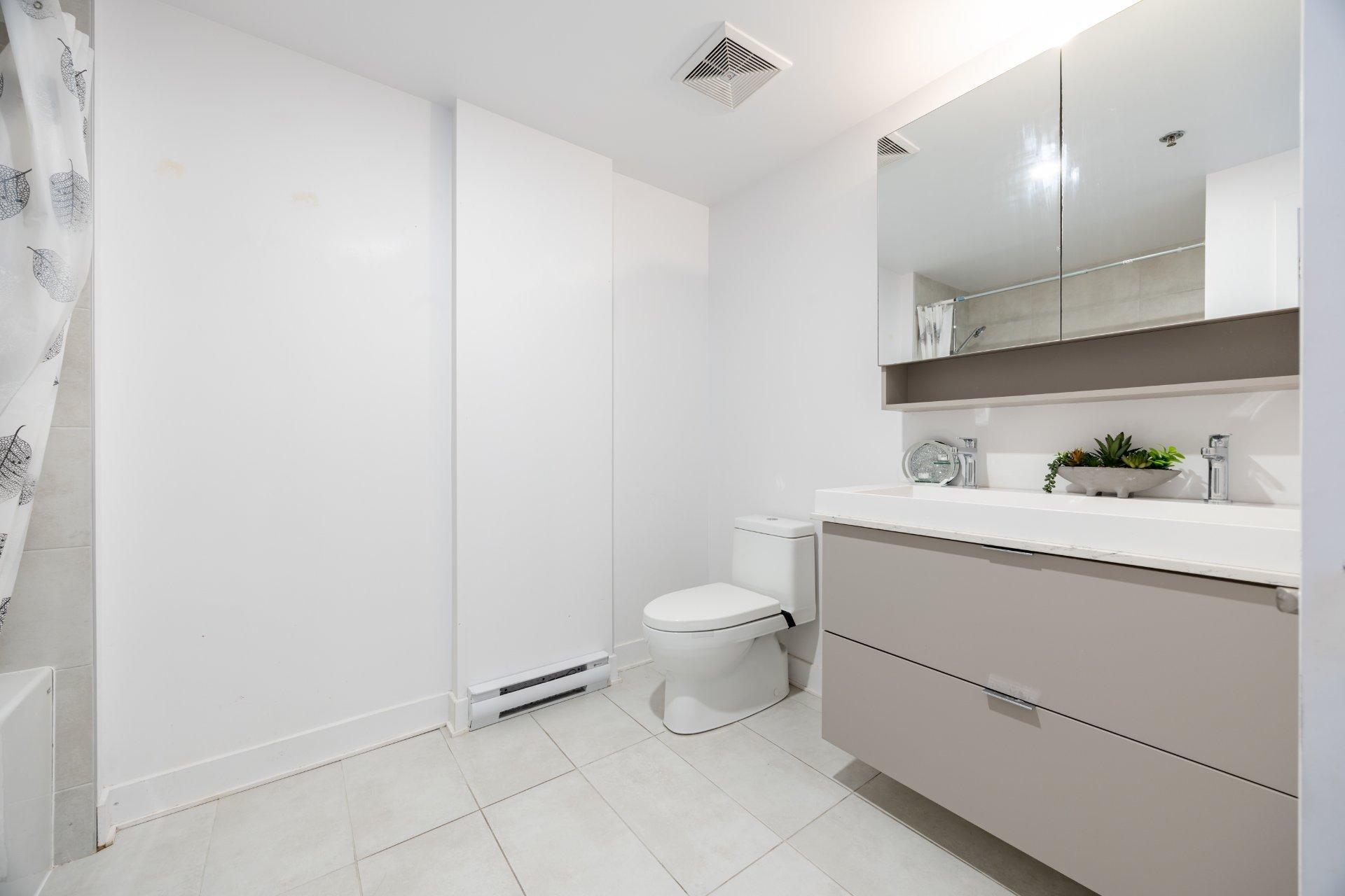 









1375


Rue des Bassins

, 1415,
Montréal (Le Sud-Ouest),




QC
H3C1W3

