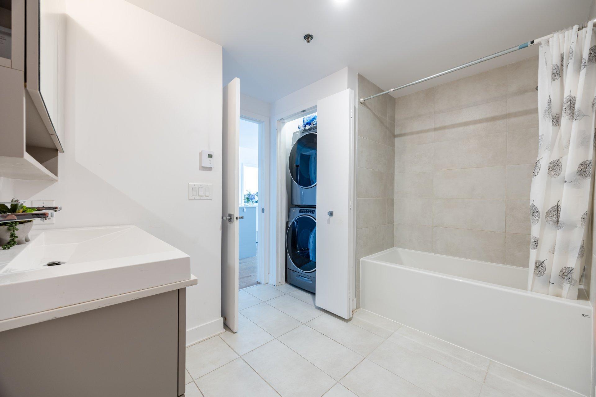 









1375


Rue des Bassins

, 1415,
Montréal (Le Sud-Ouest),




QC
H3C1W3

