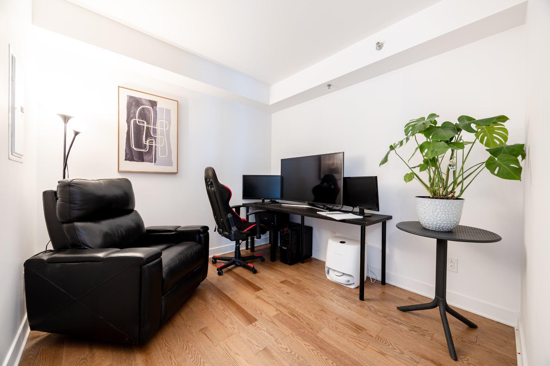 









1375


Rue des Bassins

, 1415,
Montréal (Le Sud-Ouest),




QC
H3C1W3

