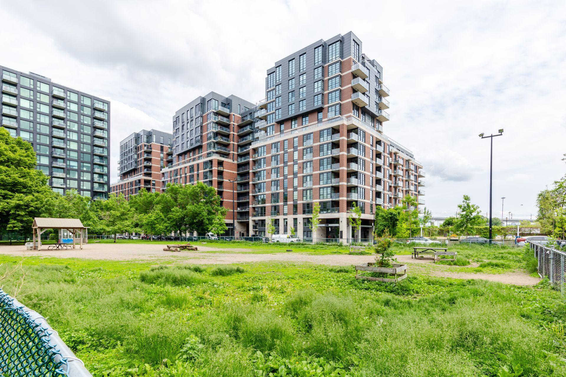 









1375


Rue des Bassins

, 1415,
Montréal (Le Sud-Ouest),




QC
H3C1W3

