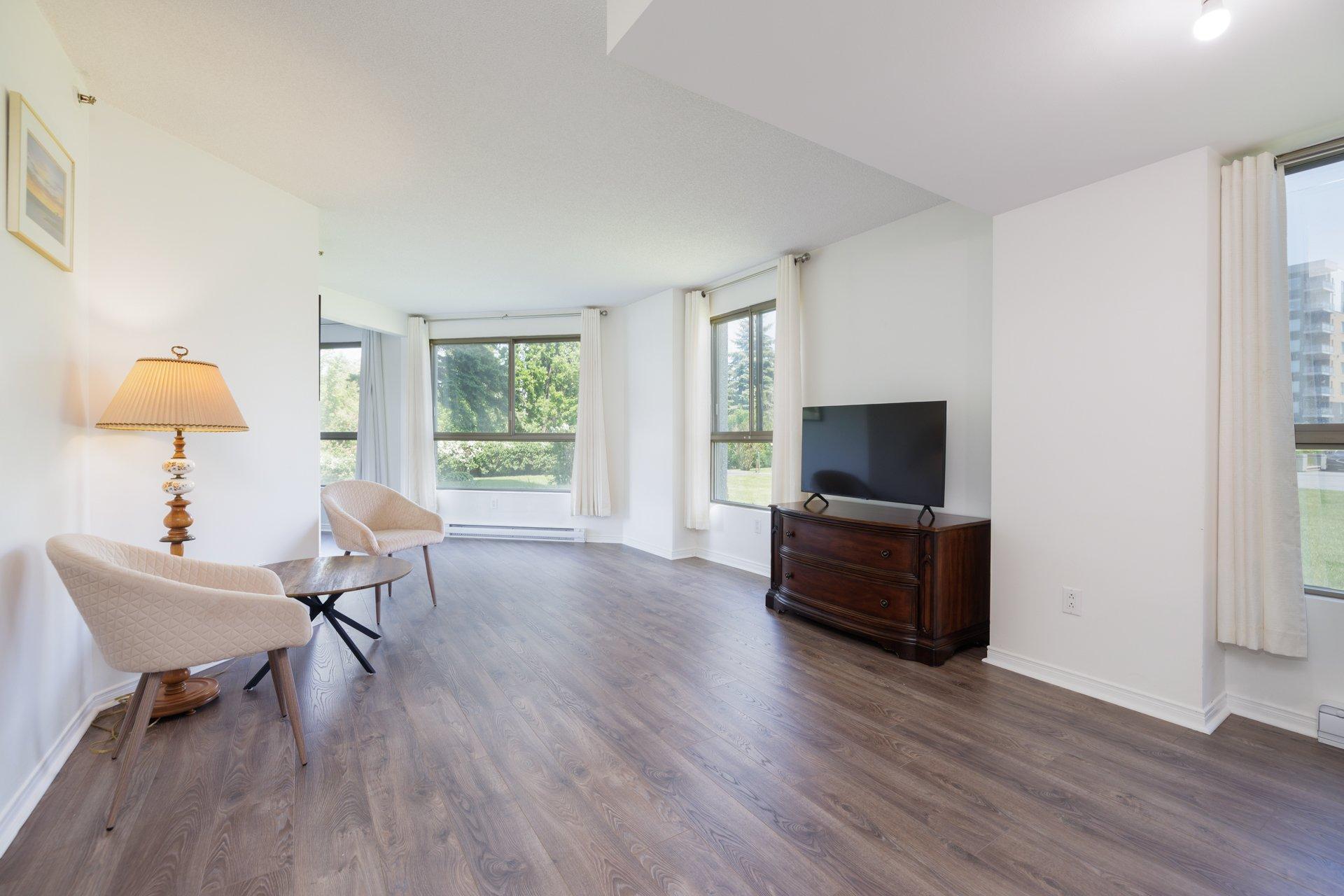 









8050


Boul. St-Laurent

, 108,
Brossard,




QC
J4X2P1

