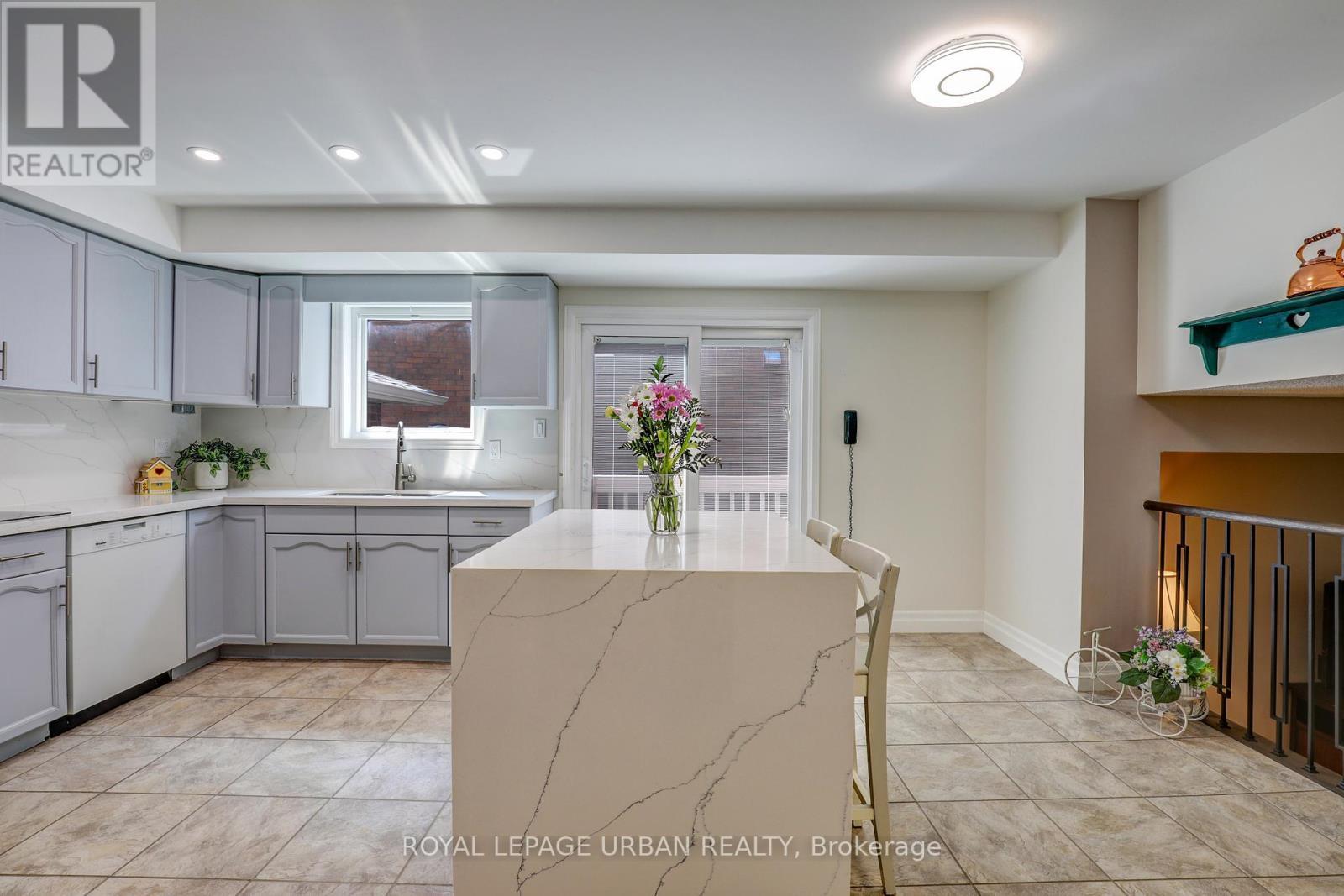 












1023 MOUNTCASTLE CRESCENT

,
Pickering,




Ontario
L1V5J1

