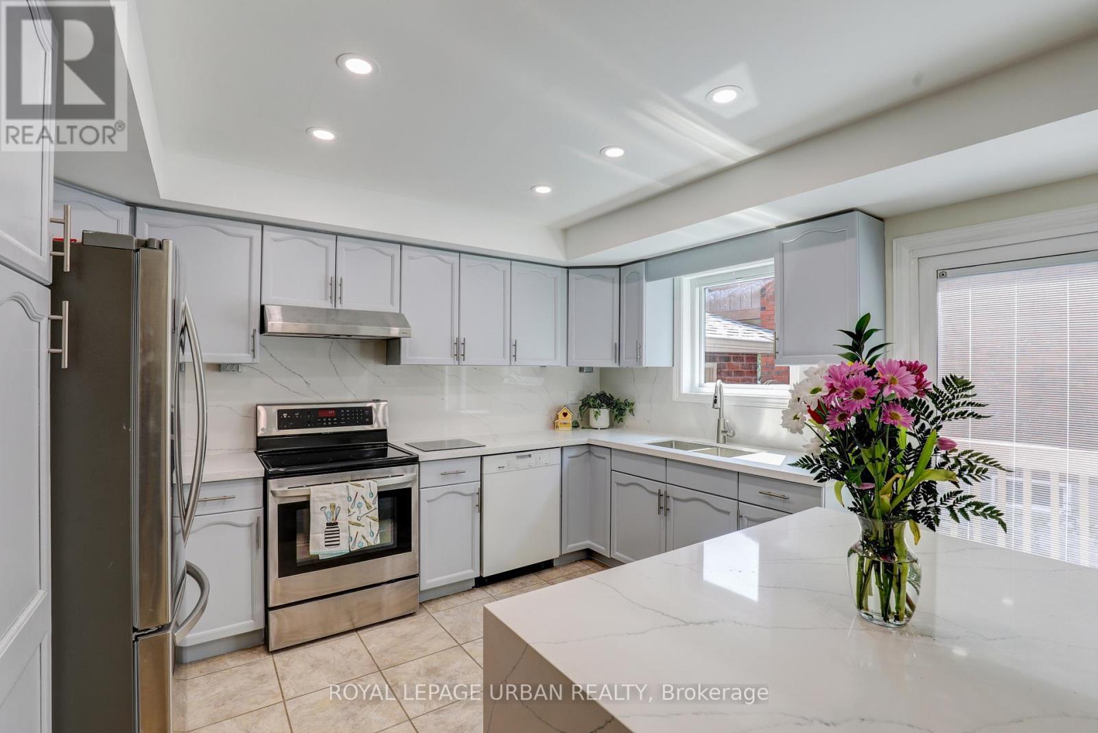 












1023 MOUNTCASTLE CRESCENT

,
Pickering,




Ontario
L1V5J1

