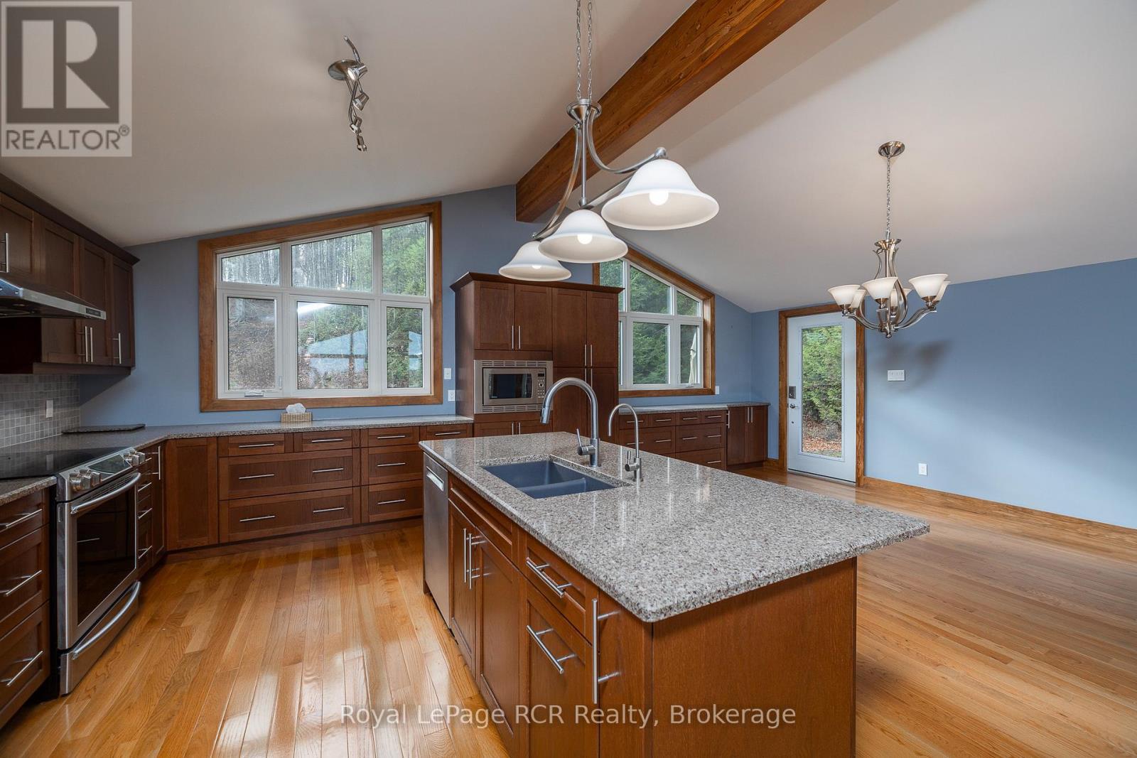 












123 LAKEVIEW ROAD

,
Grey Highlands,




Ontario
N0C1M0

