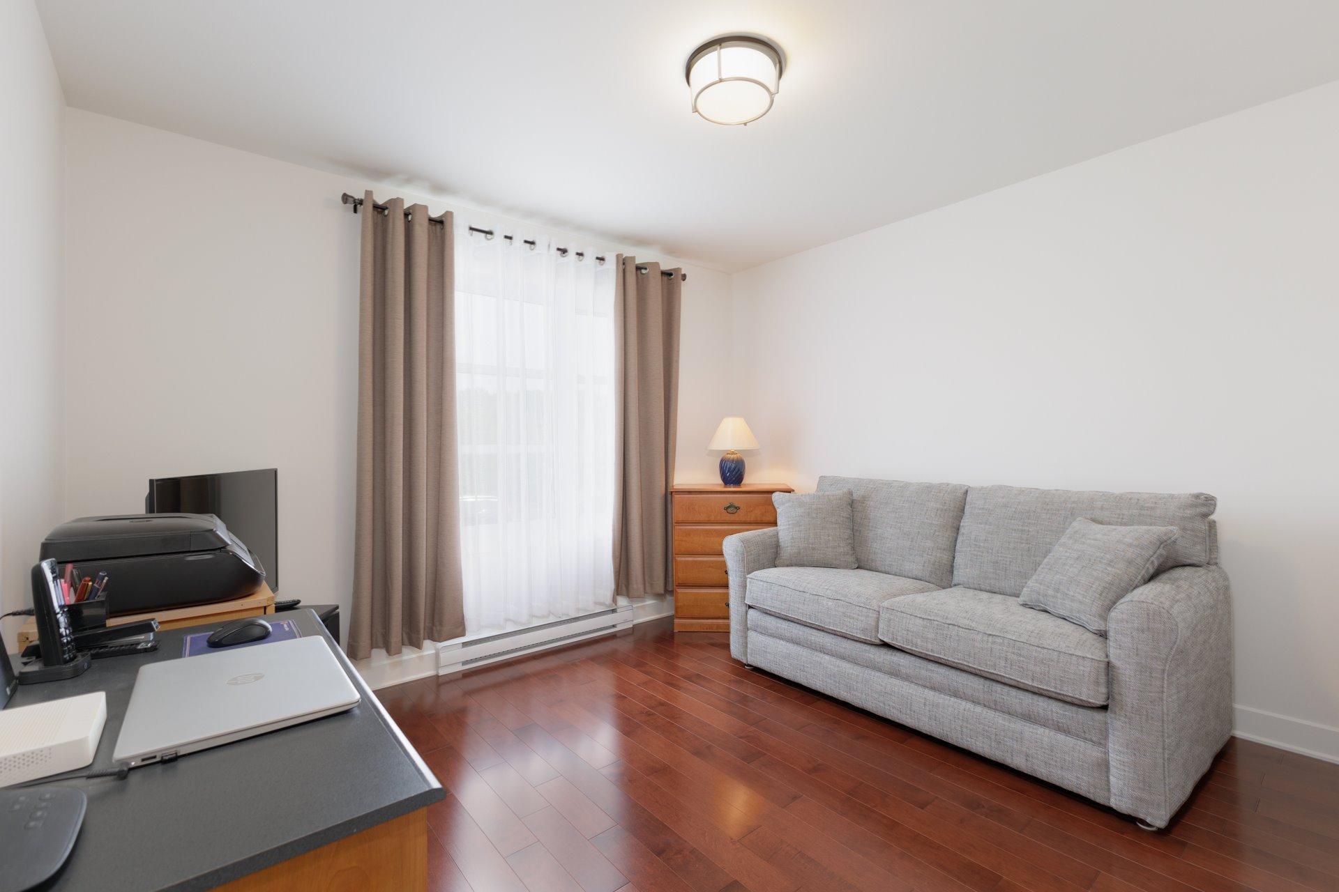 









168


Rue du Pinacle

,
Notre-Dame-de-l'Île-Perrot,




QC
J7W3E5

