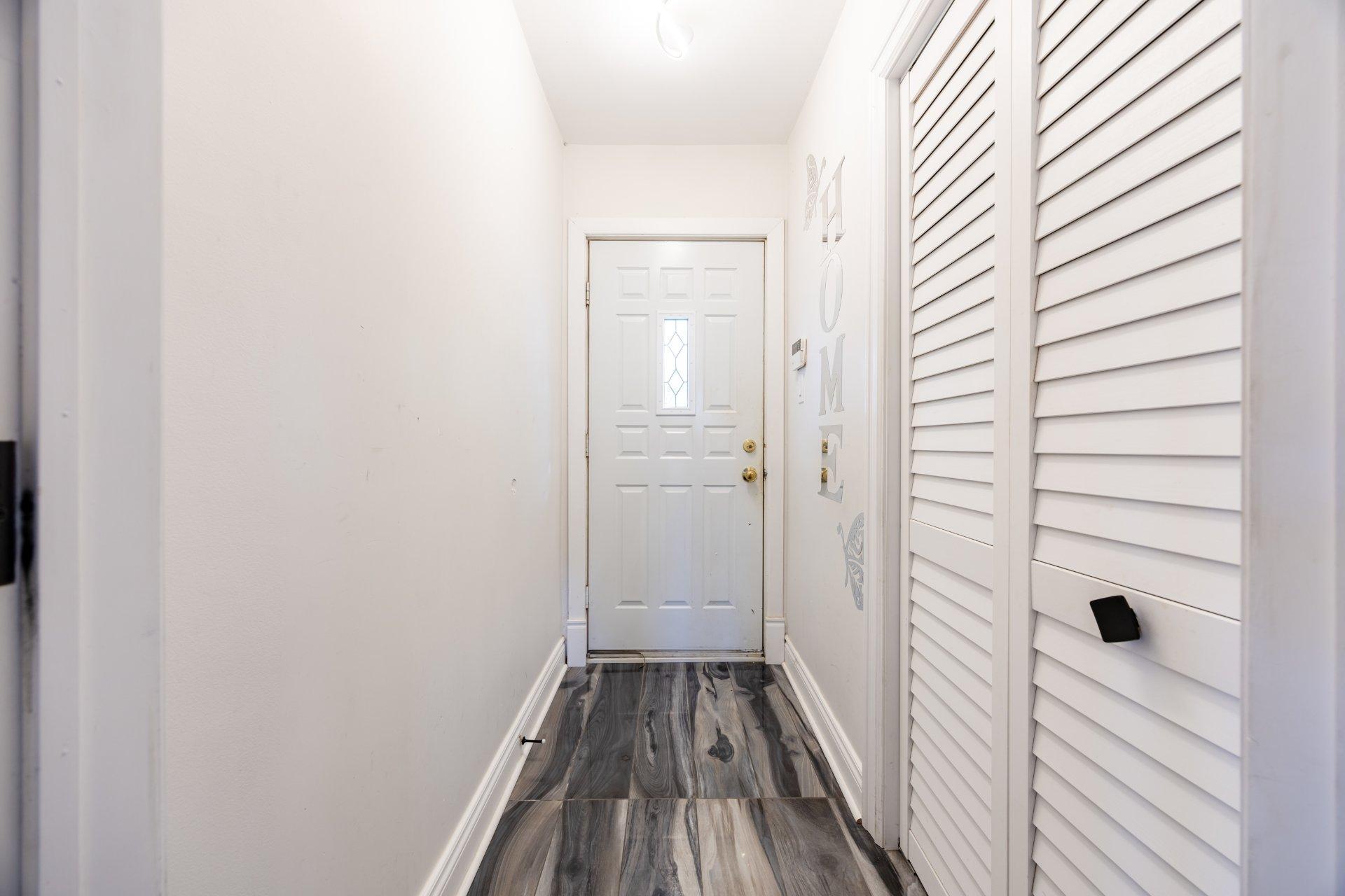 









5522


Av. Westbourne

,
Côte-Saint-Luc,




QC
H4V2H1


