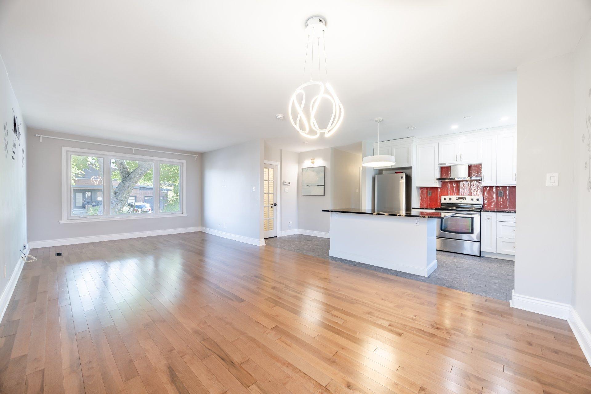 









5522


Av. Westbourne

,
Côte-Saint-Luc,




QC
H4V2H1

