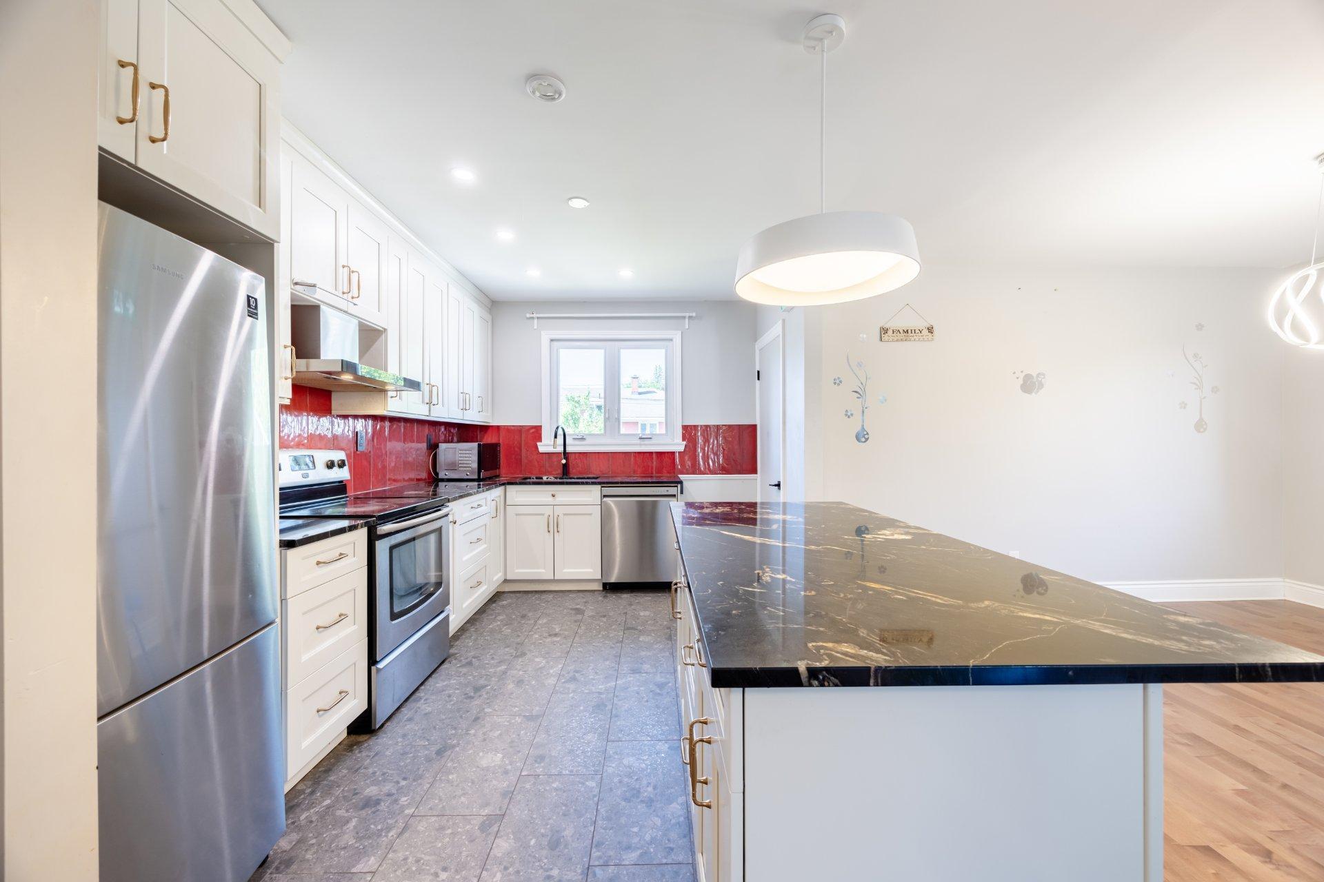 









5522


Av. Westbourne

,
Côte-Saint-Luc,




QC
H4V2H1

