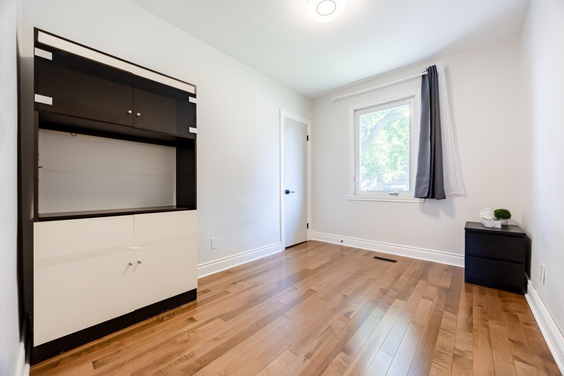 









5522


Av. Westbourne

,
Côte-Saint-Luc,




QC
H4V2H1

