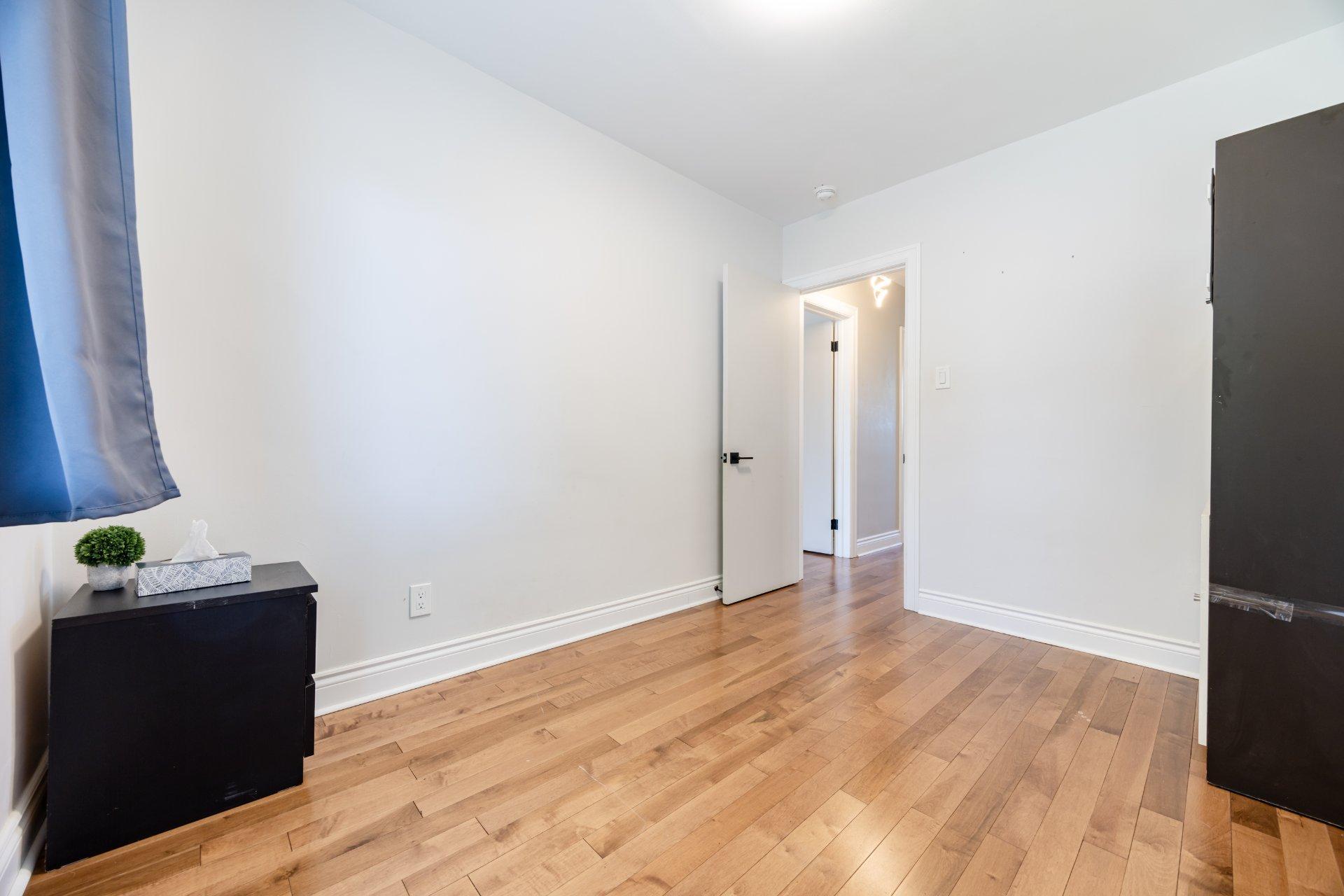









5522


Av. Westbourne

,
Côte-Saint-Luc,




QC
H4V2H1


