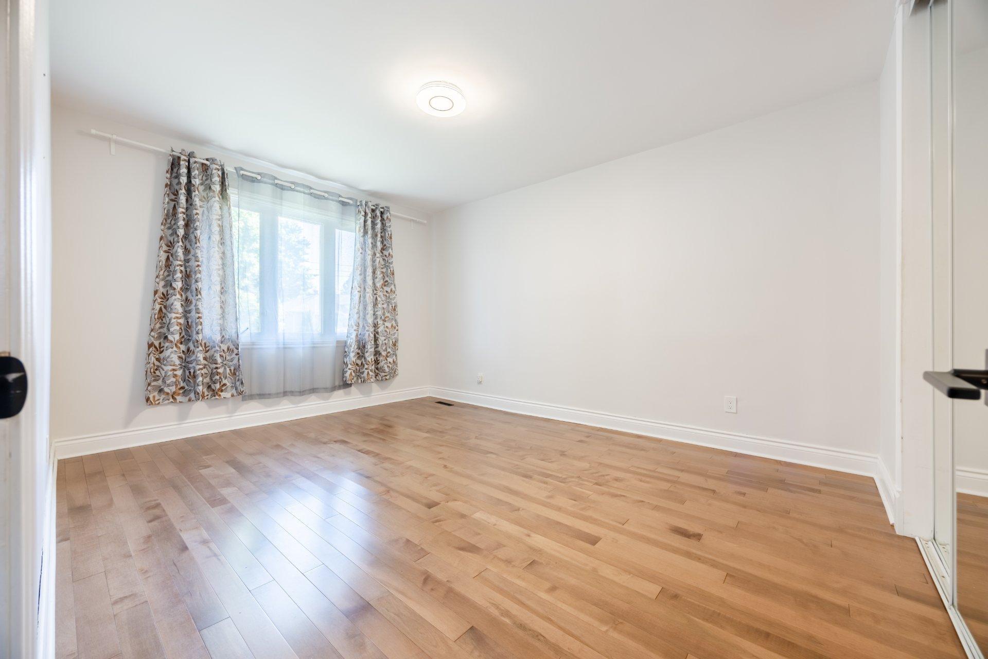 









5522


Av. Westbourne

,
Côte-Saint-Luc,




QC
H4V2H1

