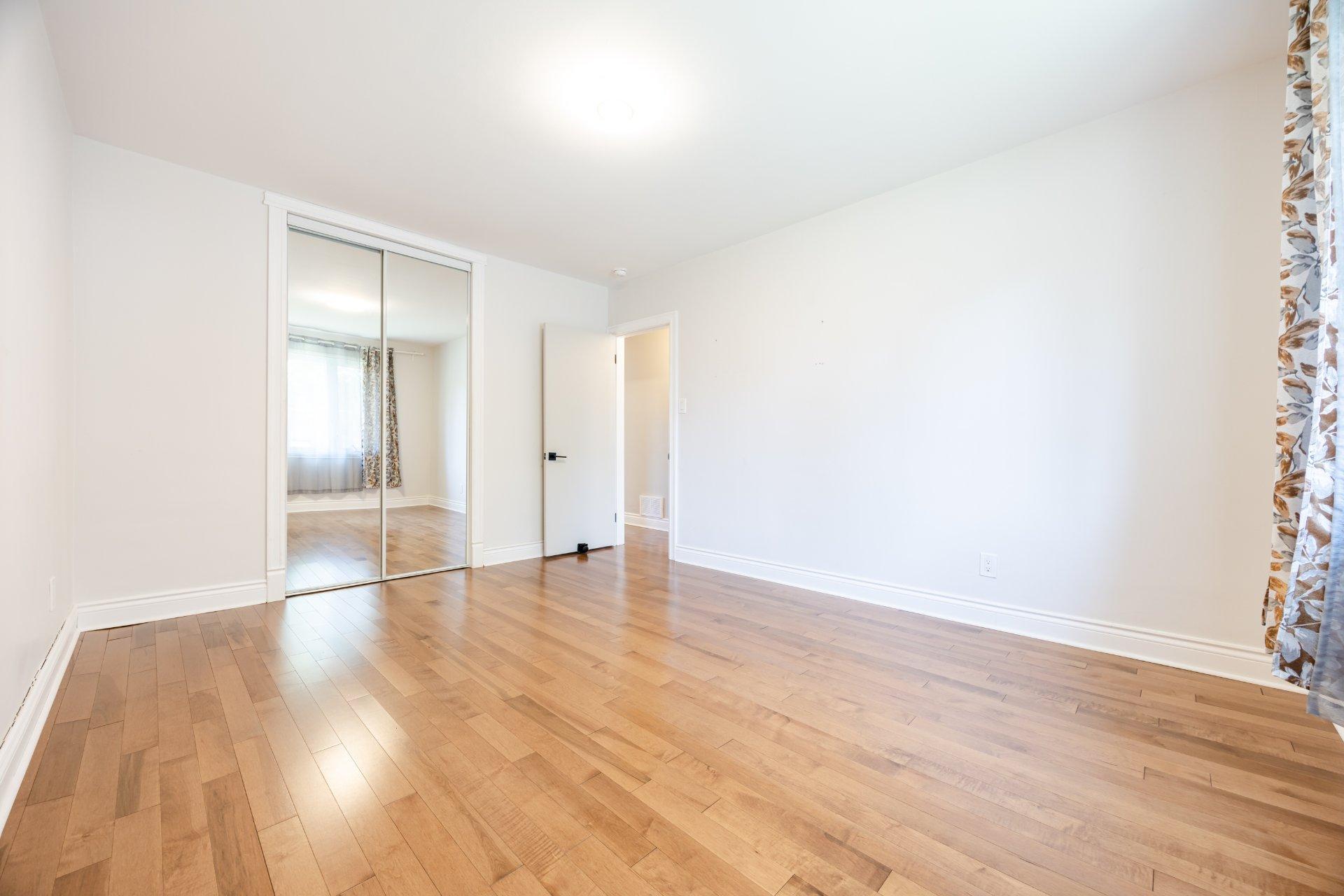 









5522


Av. Westbourne

,
Côte-Saint-Luc,




QC
H4V2H1

