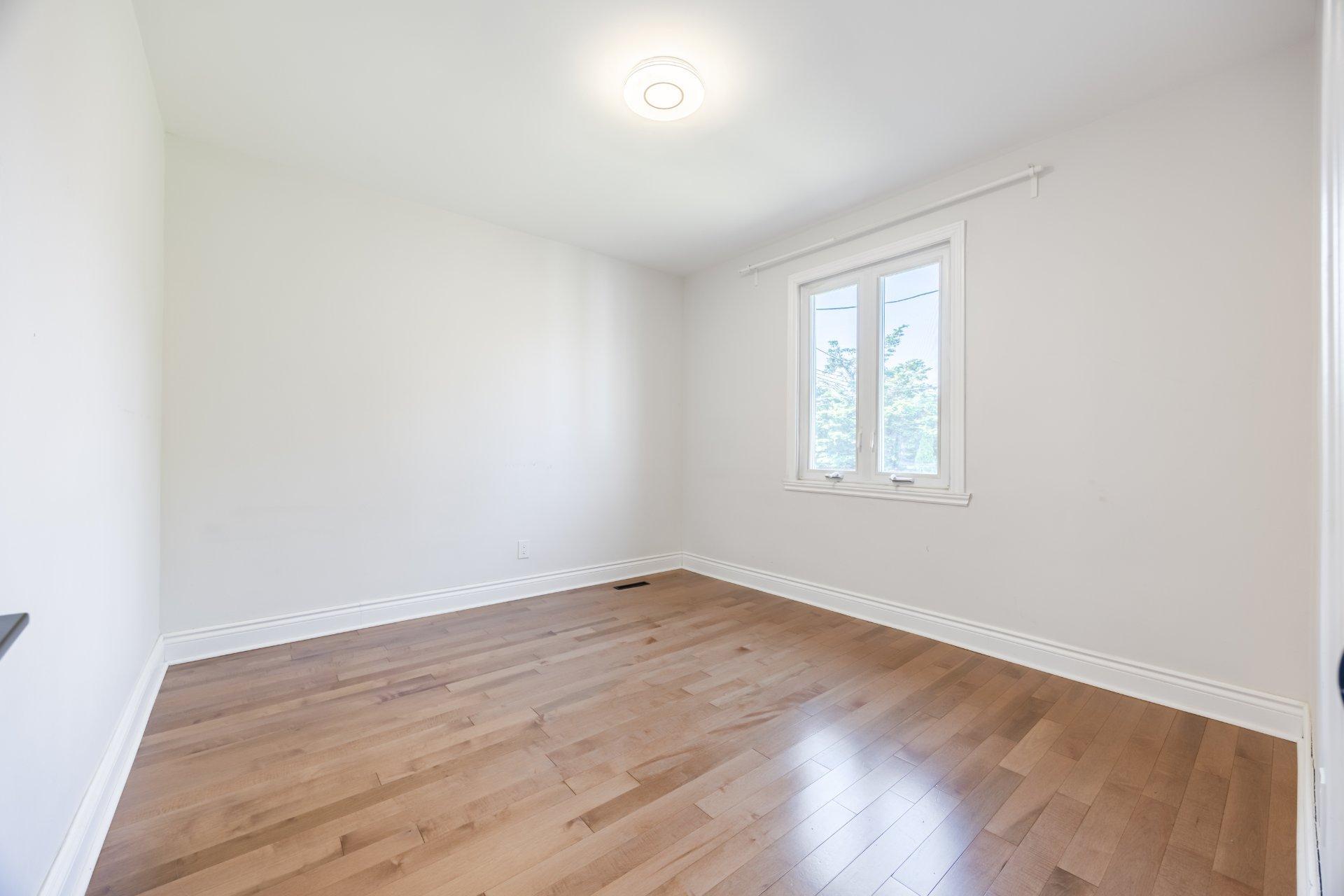 









5522


Av. Westbourne

,
Côte-Saint-Luc,




QC
H4V2H1

