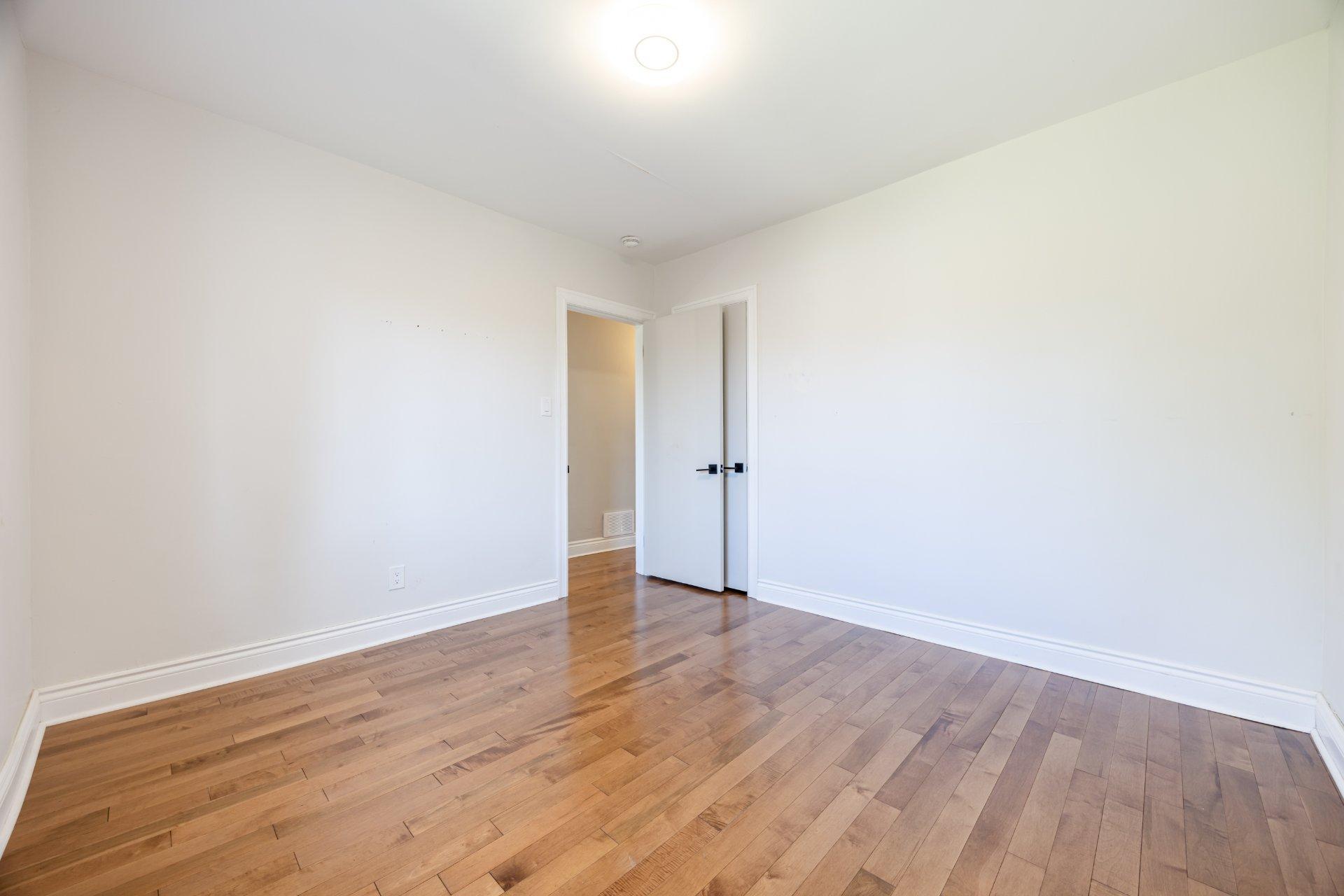 









5522


Av. Westbourne

,
Côte-Saint-Luc,




QC
H4V2H1

