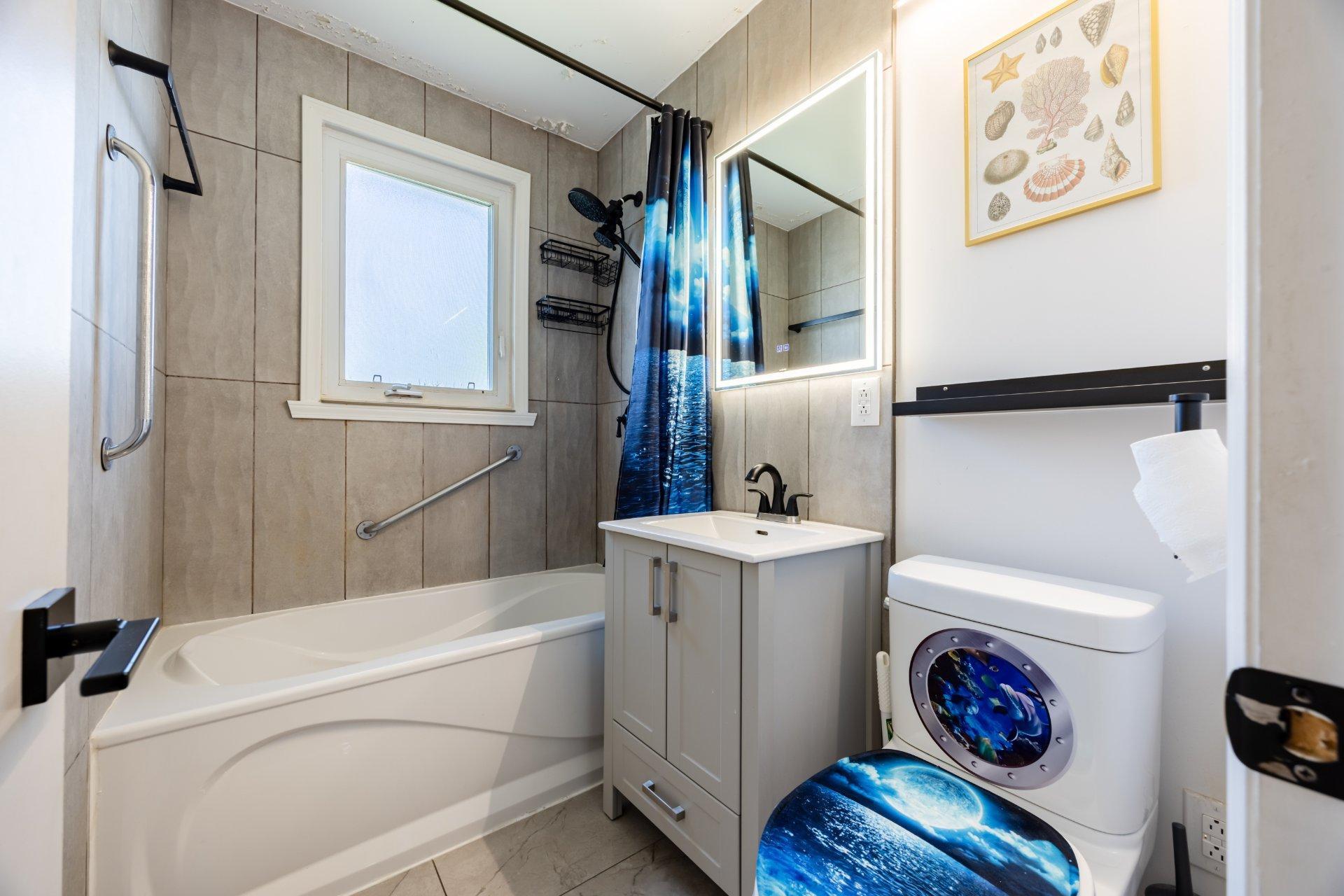 









5522


Av. Westbourne

,
Côte-Saint-Luc,




QC
H4V2H1

