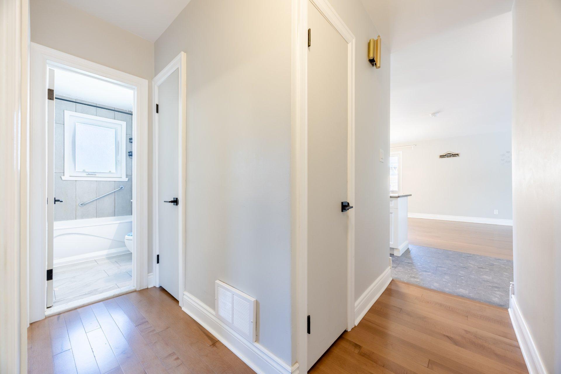 









5522


Av. Westbourne

,
Côte-Saint-Luc,




QC
H4V2H1

