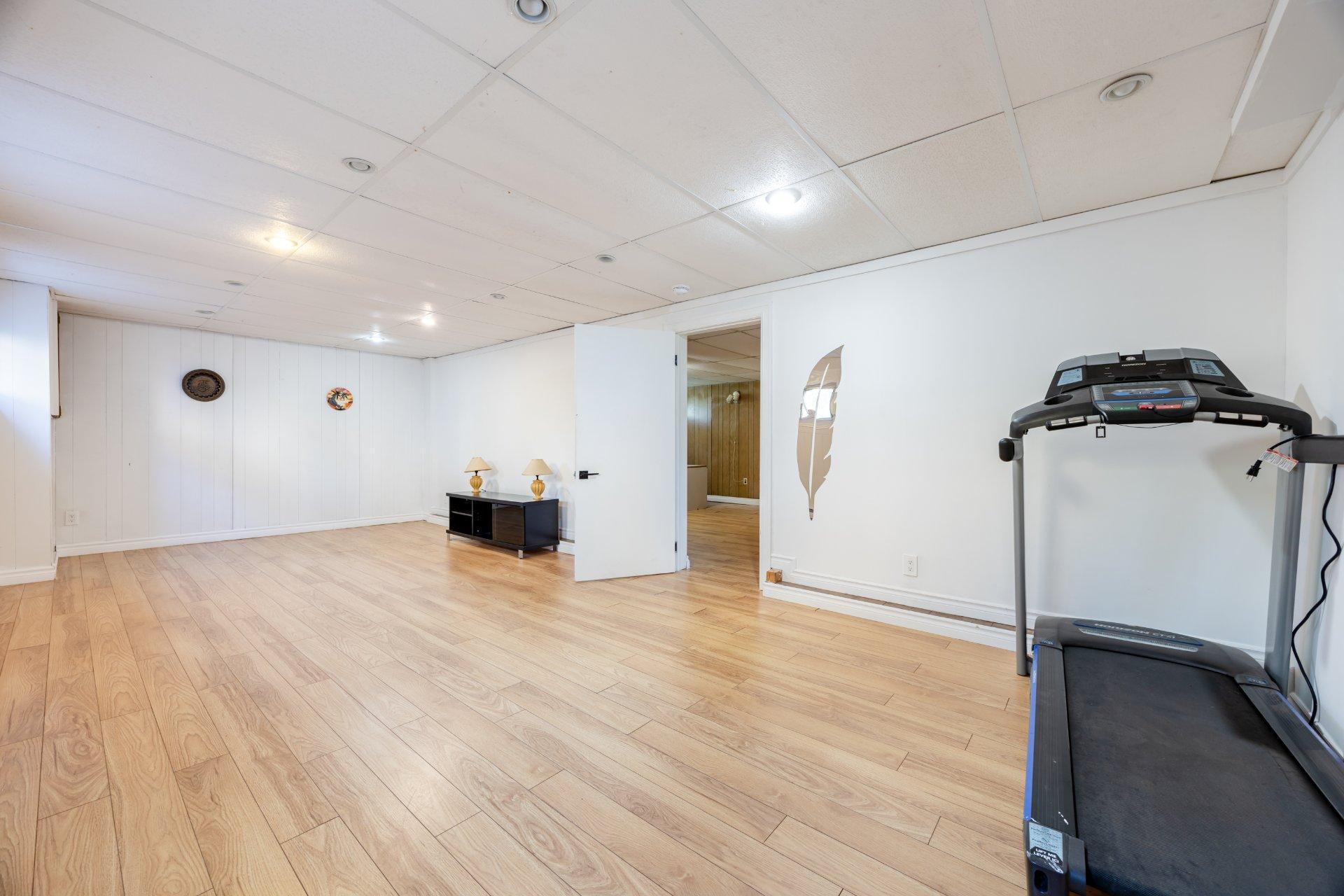 









5522


Av. Westbourne

,
Côte-Saint-Luc,




QC
H4V2H1

