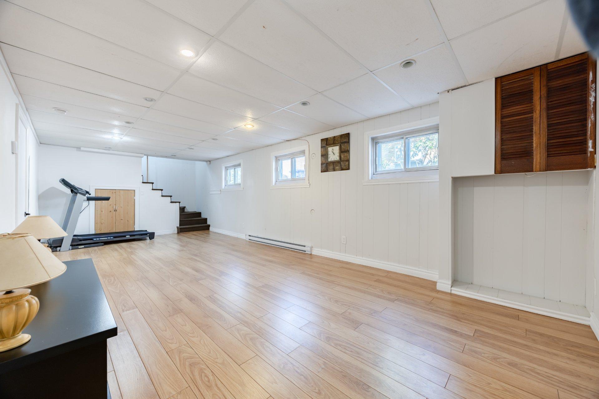 









5522


Av. Westbourne

,
Côte-Saint-Luc,




QC
H4V2H1

