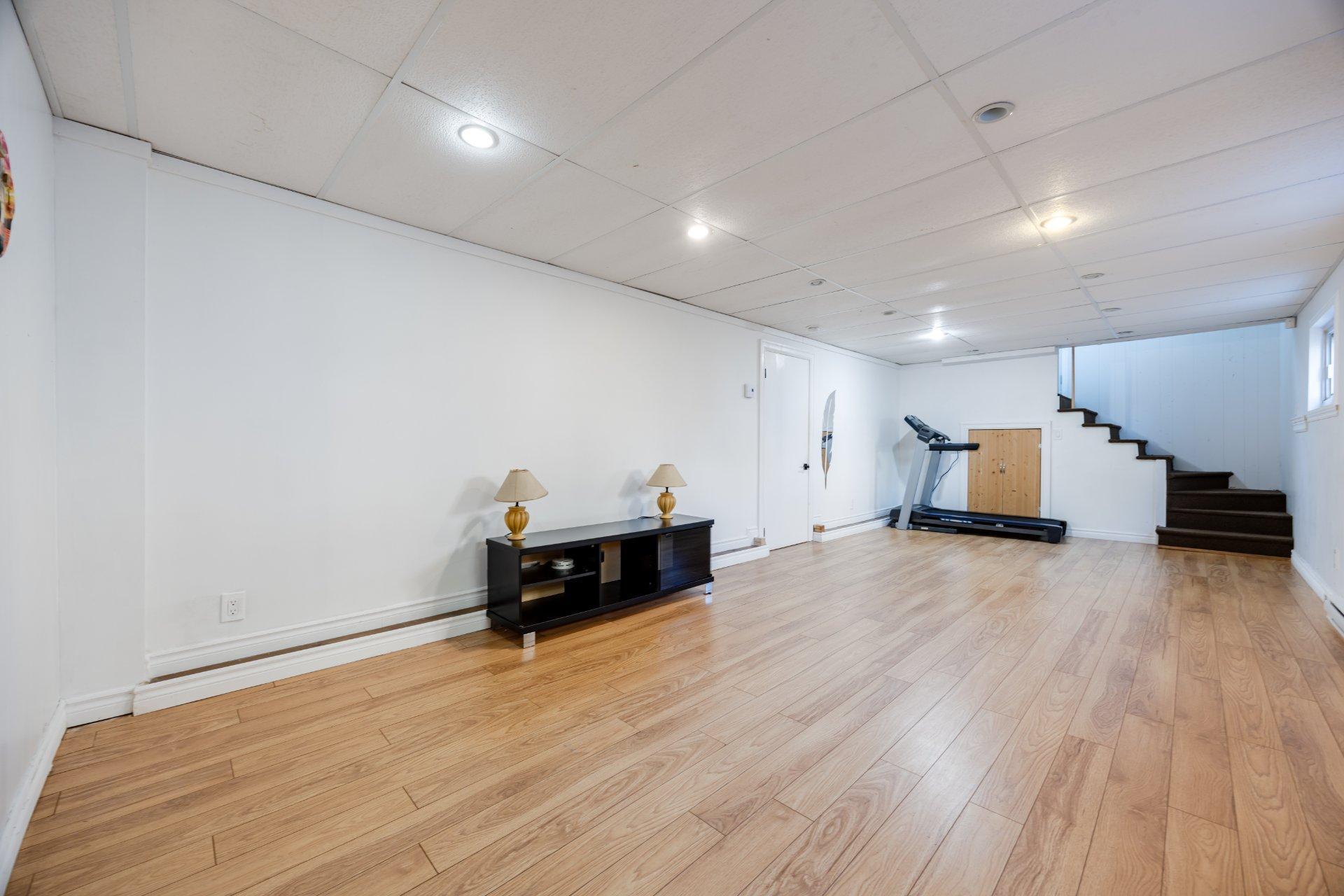 









5522


Av. Westbourne

,
Côte-Saint-Luc,




QC
H4V2H1

