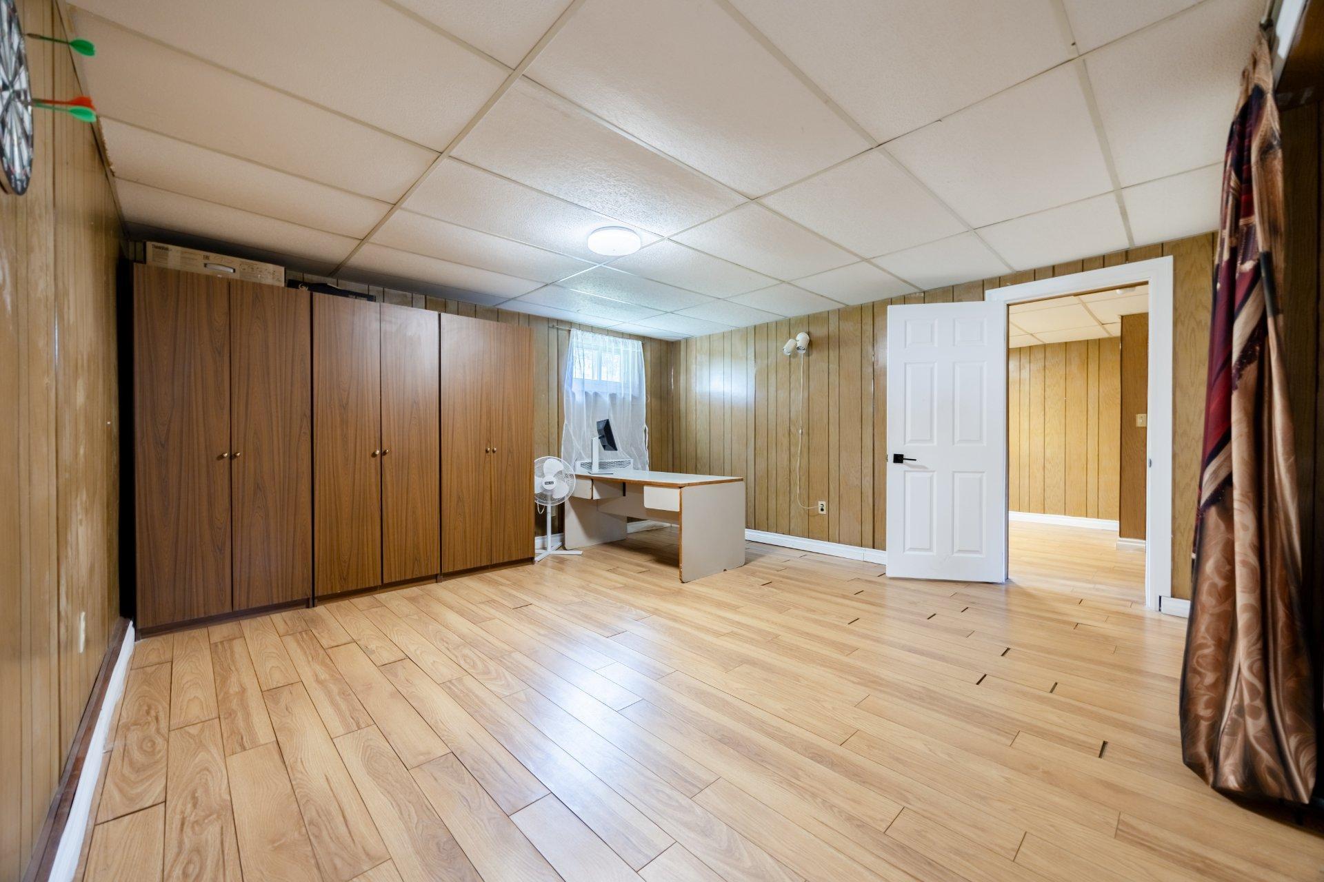 









5522


Av. Westbourne

,
Côte-Saint-Luc,




QC
H4V2H1

