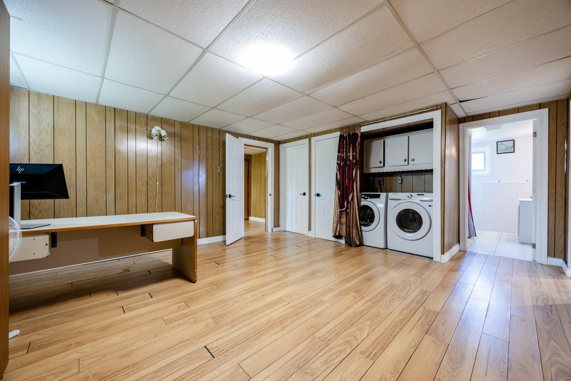 









5522


Av. Westbourne

,
Côte-Saint-Luc,




QC
H4V2H1

