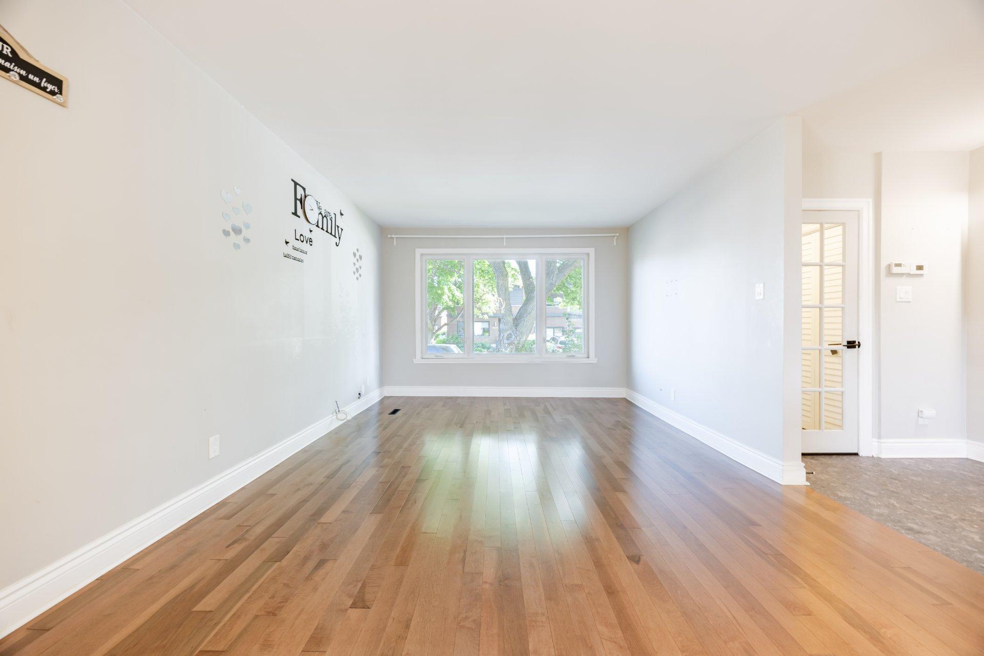 









5522


Av. Westbourne

,
Côte-Saint-Luc,




QC
H4V2H1

