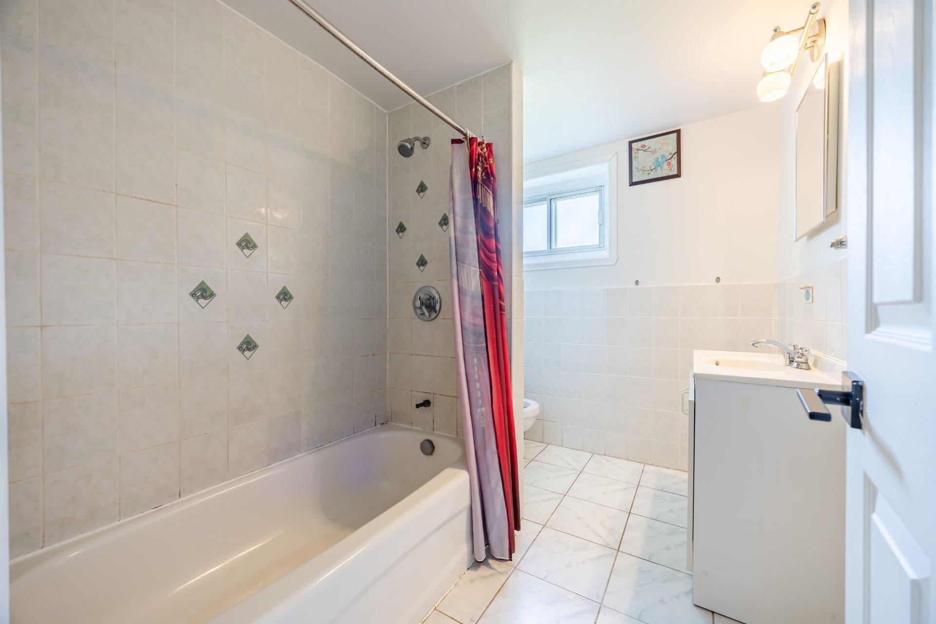 









5522


Av. Westbourne

,
Côte-Saint-Luc,




QC
H4V2H1

