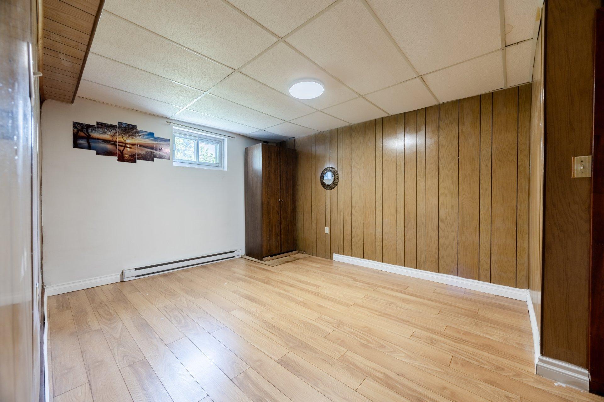









5522


Av. Westbourne

,
Côte-Saint-Luc,




QC
H4V2H1

