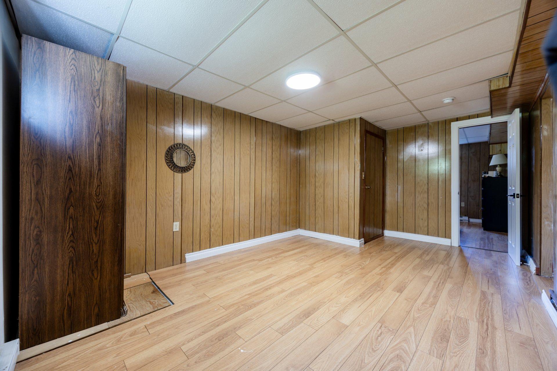 









5522


Av. Westbourne

,
Côte-Saint-Luc,




QC
H4V2H1

