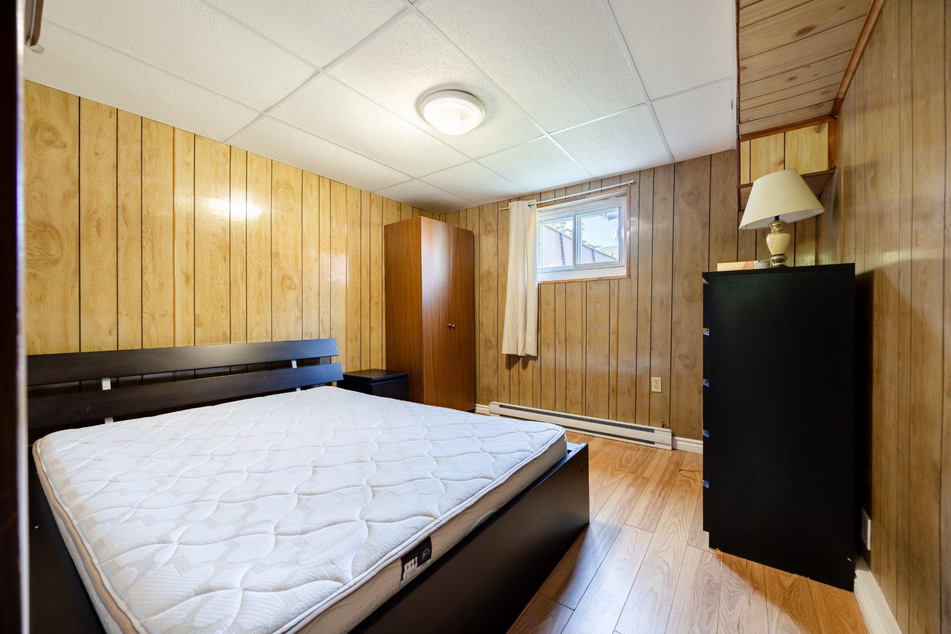 









5522


Av. Westbourne

,
Côte-Saint-Luc,




QC
H4V2H1

