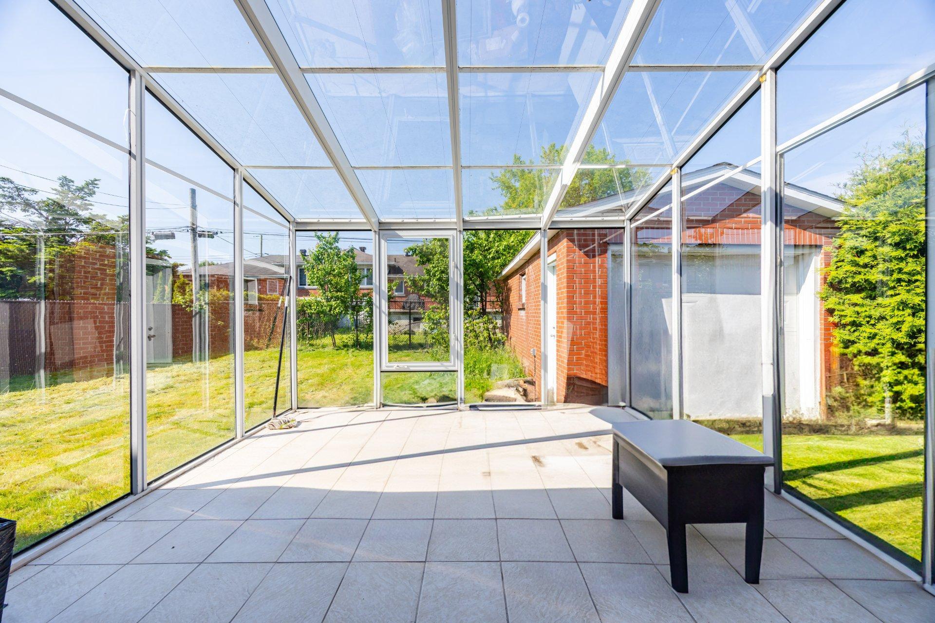 









5522


Av. Westbourne

,
Côte-Saint-Luc,




QC
H4V2H1

