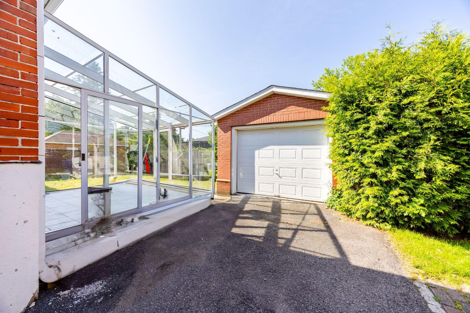 









5522


Av. Westbourne

,
Côte-Saint-Luc,




QC
H4V2H1

