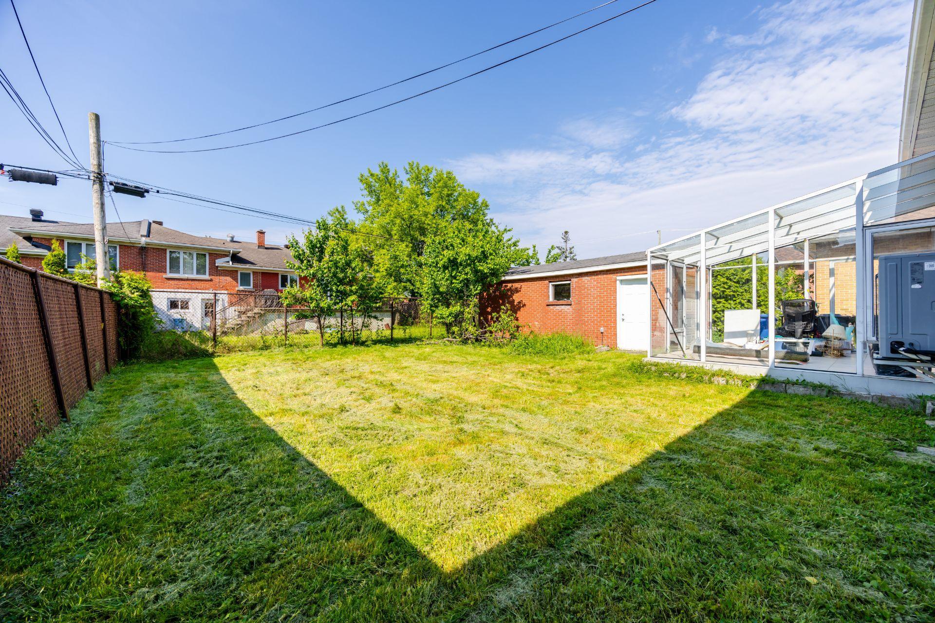 









5522


Av. Westbourne

,
Côte-Saint-Luc,




QC
H4V2H1

