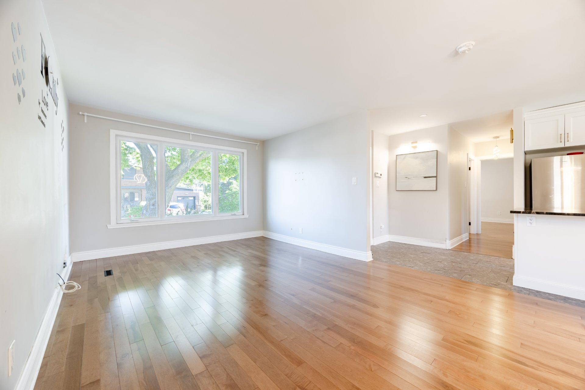 









5522


Av. Westbourne

,
Côte-Saint-Luc,




QC
H4V2H1

