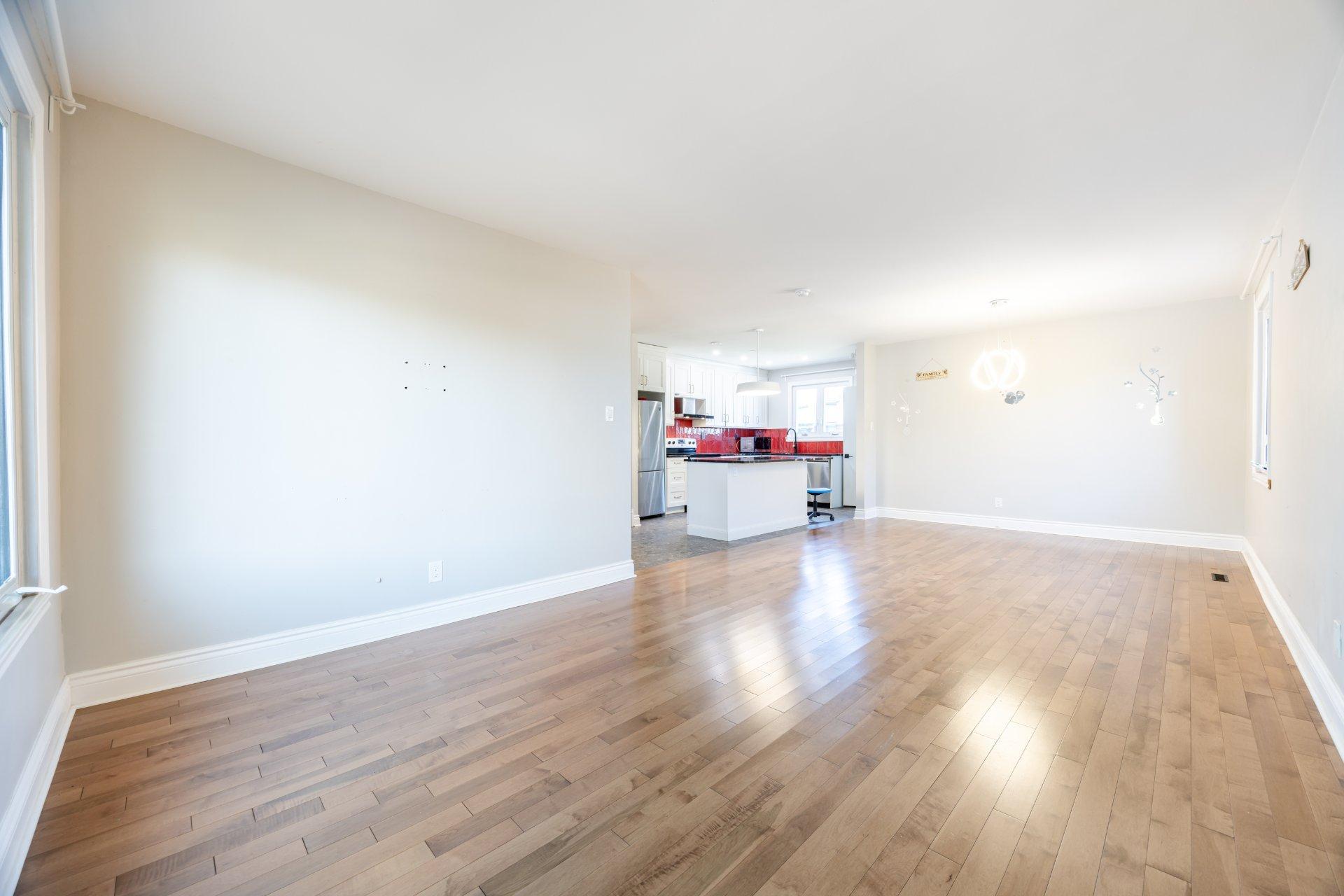 









5522


Av. Westbourne

,
Côte-Saint-Luc,




QC
H4V2H1

