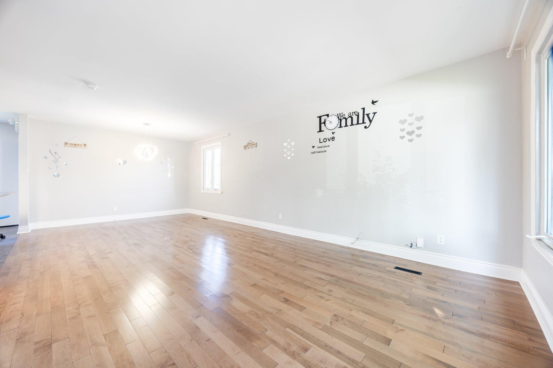 









5522


Av. Westbourne

,
Côte-Saint-Luc,




QC
H4V2H1

