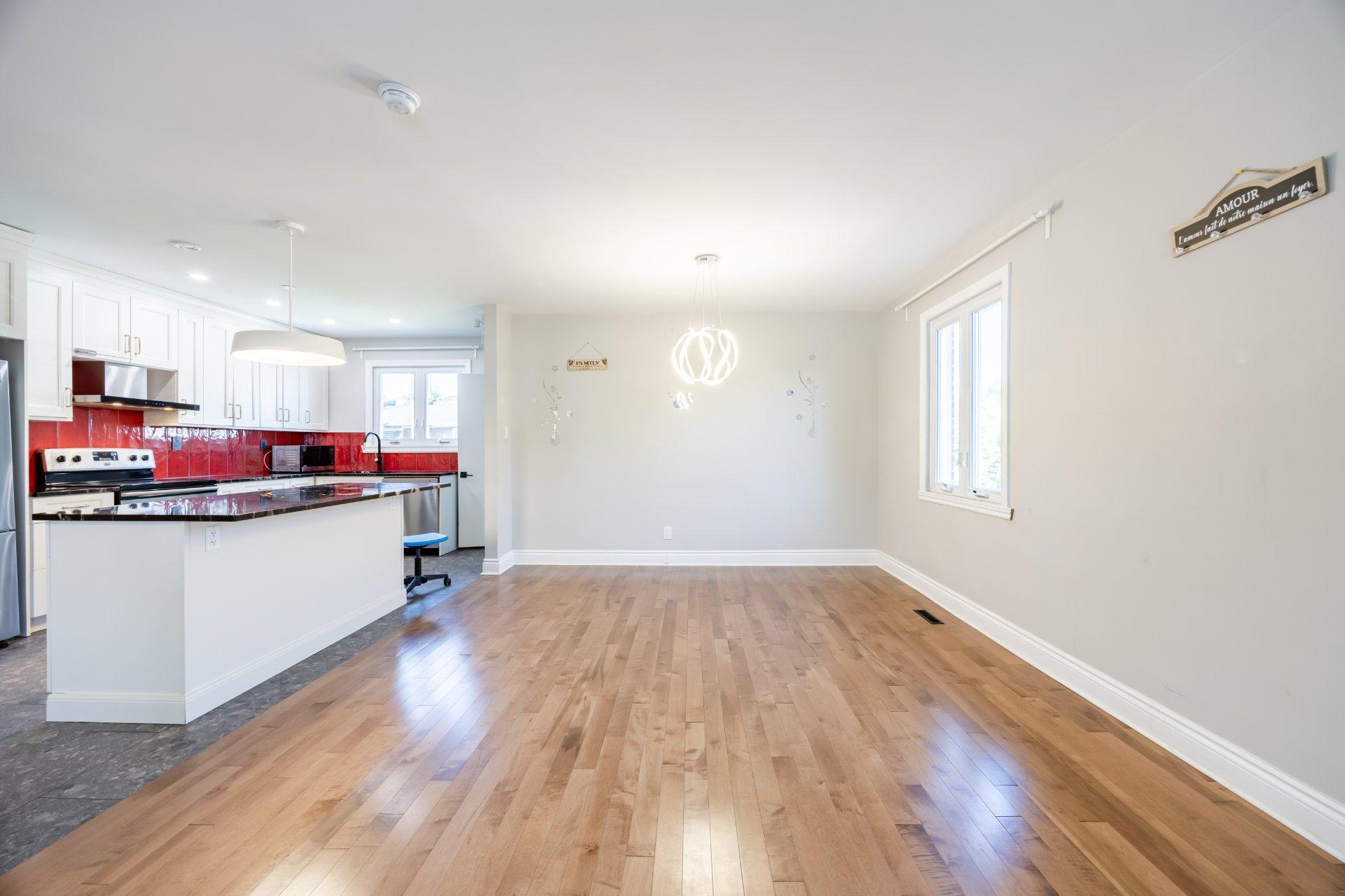 









5522


Av. Westbourne

,
Côte-Saint-Luc,




QC
H4V2H1


